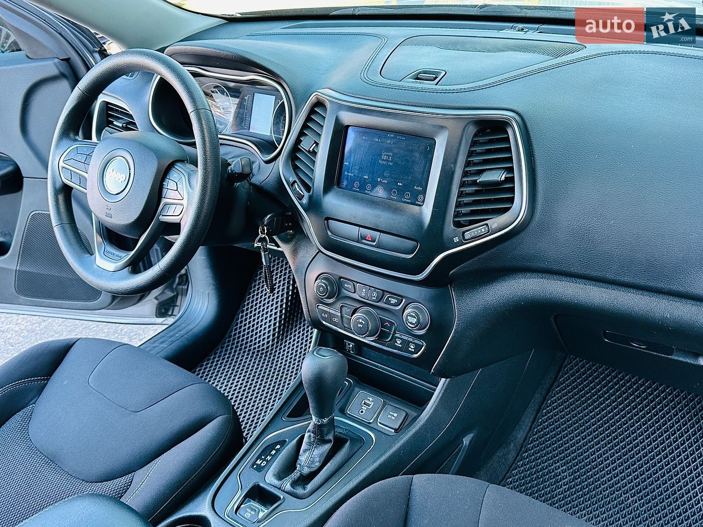 Jeep Cherokee 2018 VIN 1C4PJLCB3KD206922 фото оголошення 29 з 36
