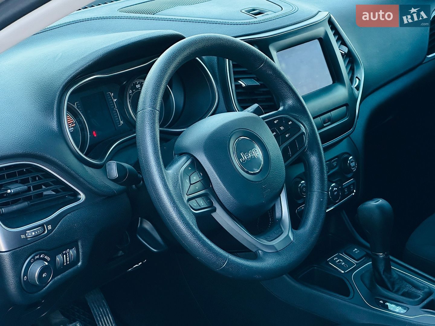 Jeep Cherokee 2018 VIN 1C4PJLCB3KD206922 фото оголошення 32 з 36
