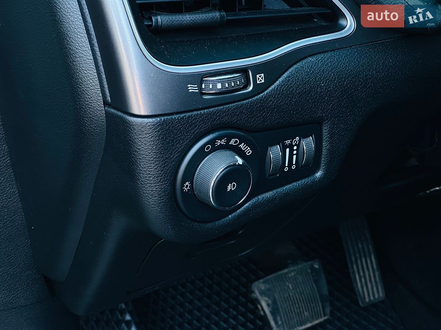 Jeep Cherokee 2018 VIN 1C4PJLCB3KD206922 фото оголошення 33 з 36