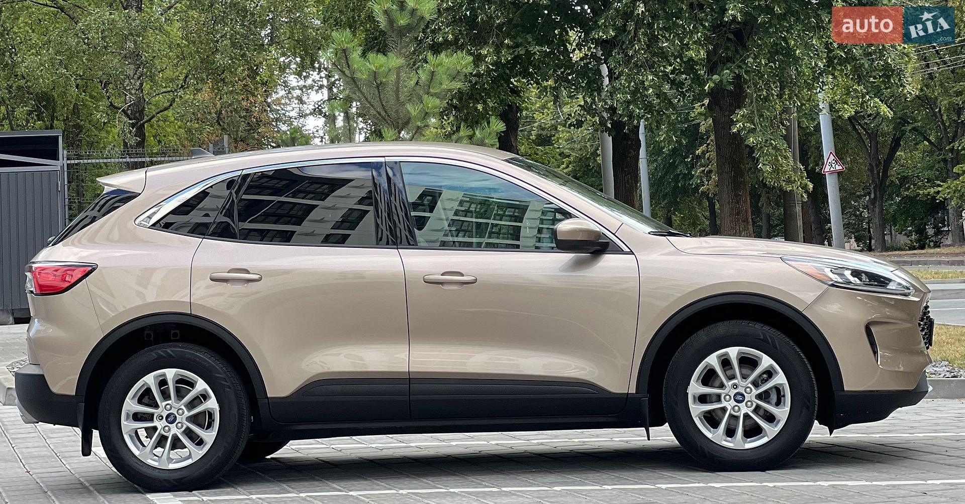 Ford Escape 2020 VIN 1FMCU9G69LUB34806 фото оголошення 3 з 28