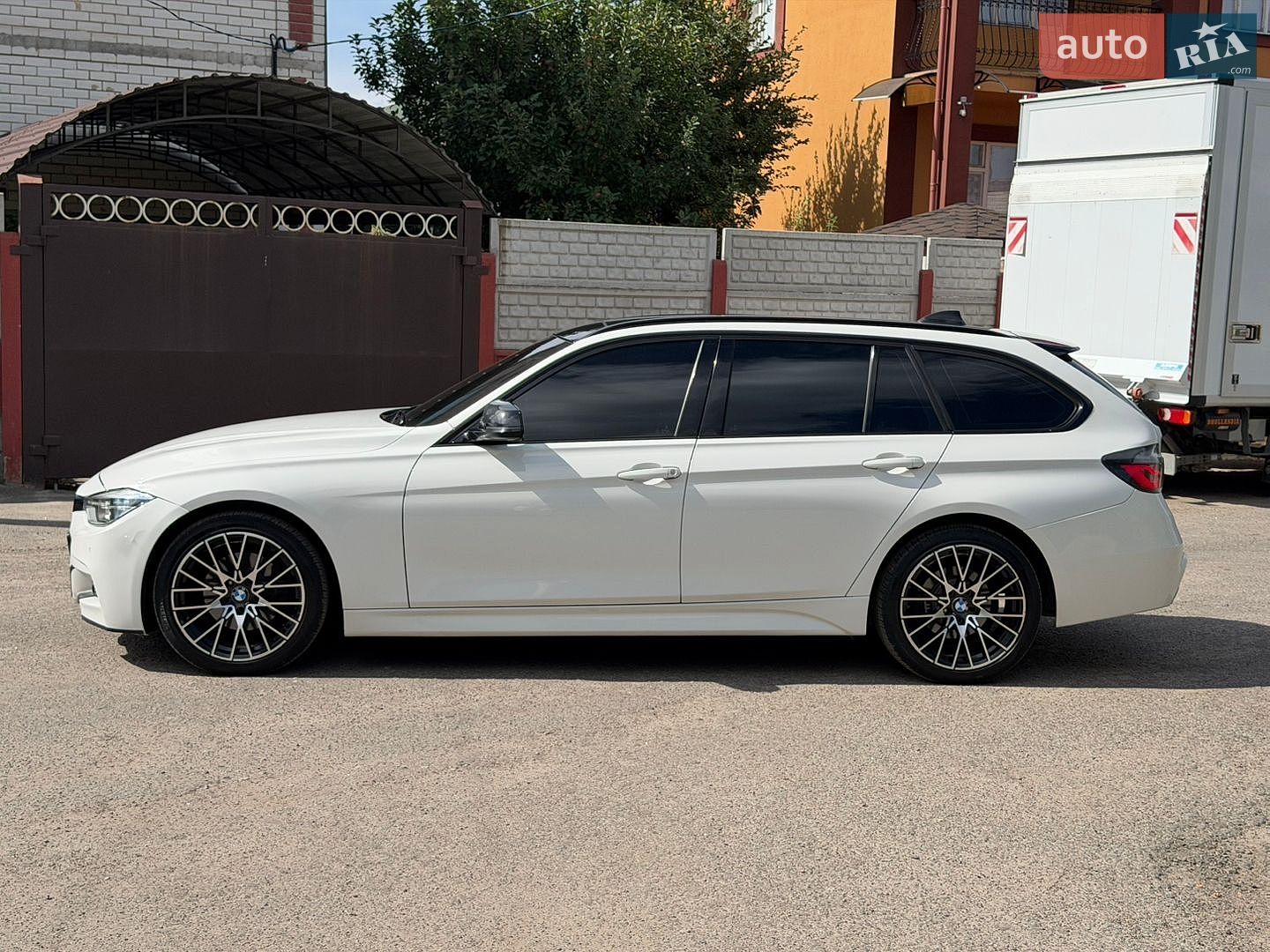 BMW 3 Series 2016 VIN WBA8J1C55HK711252 фото оголошення 22 з 76