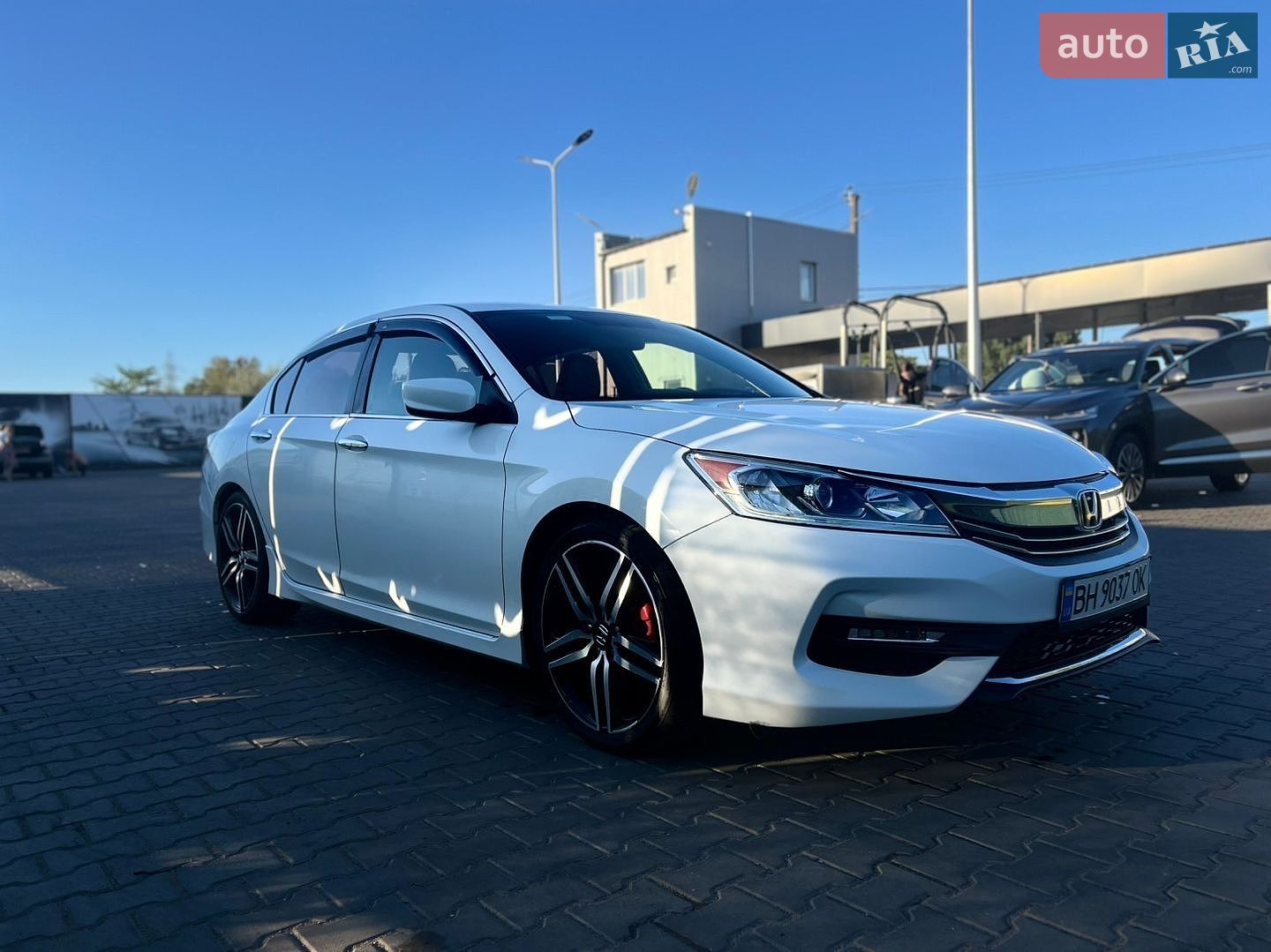 Honda Accord 2017 VIN 1HGCR2F19HA198860 фото оголошення 2 з 25