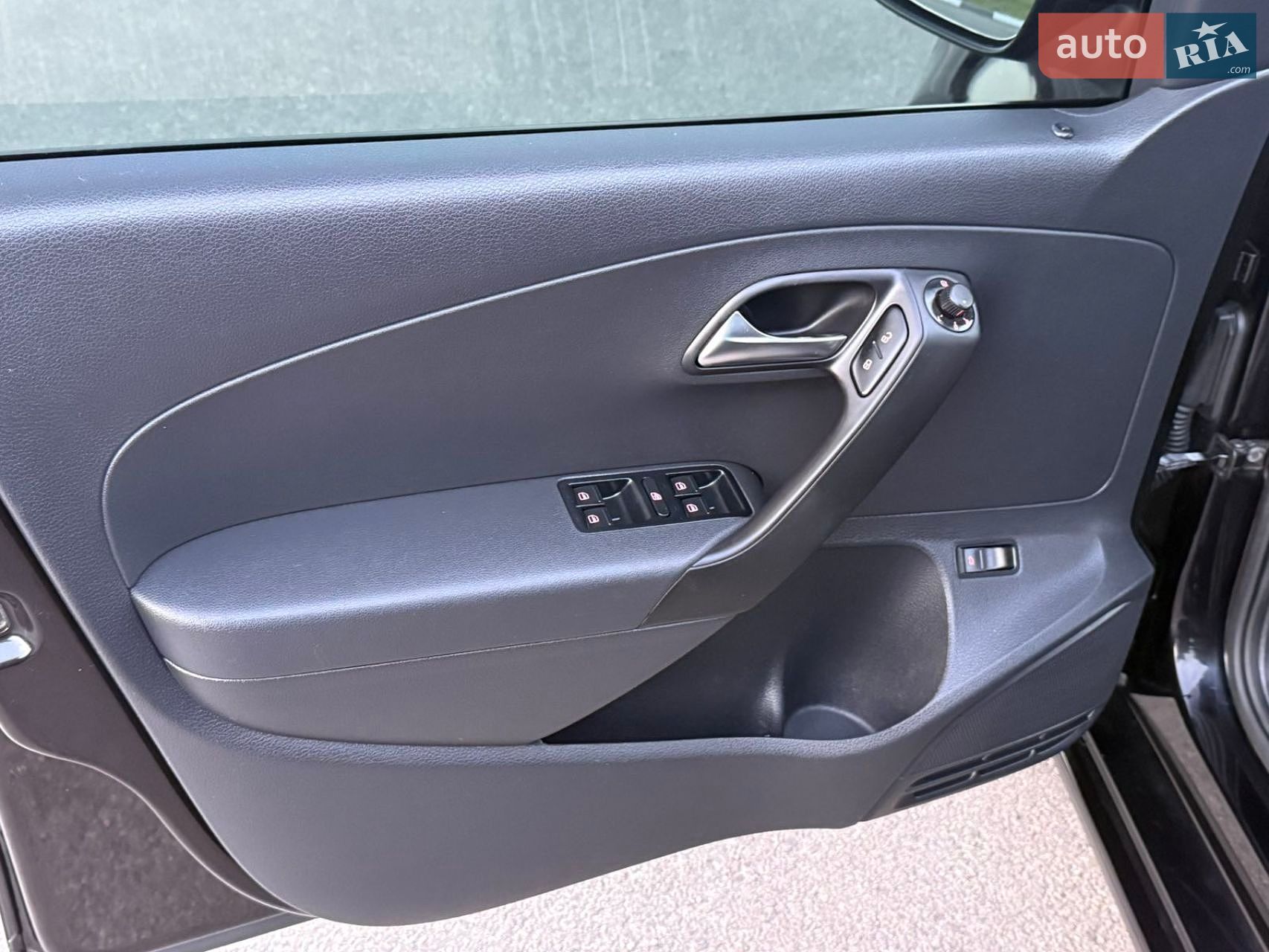 Volkswagen Polo 2017 VIN XW8ZZZ61ZJG004678 фото оголошення 5 з 13