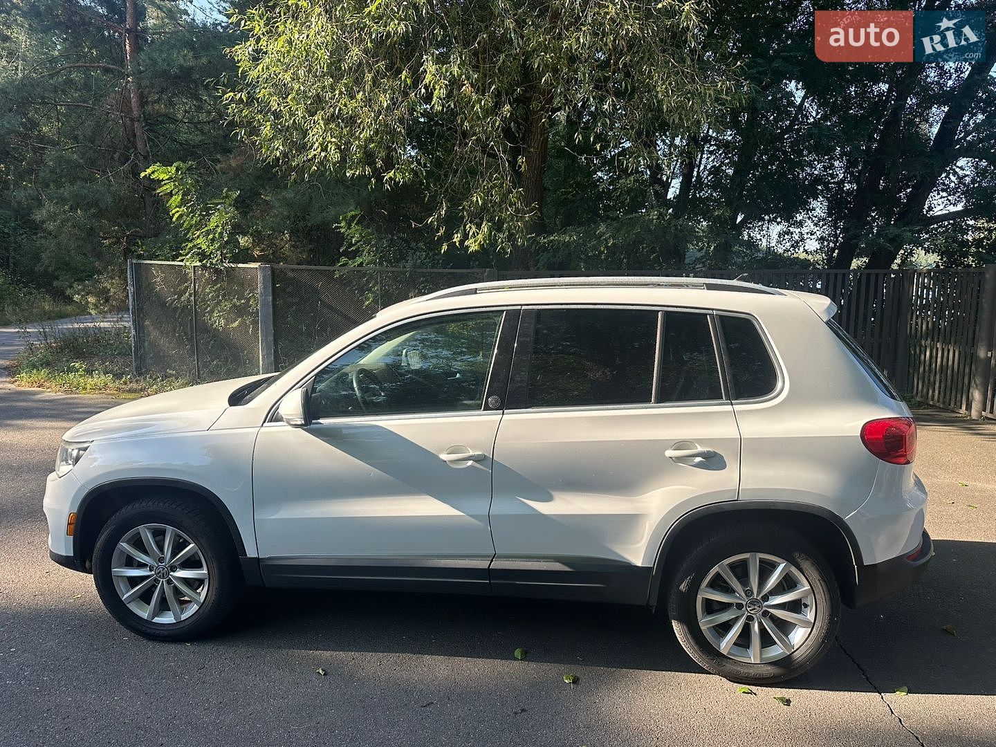 Volkswagen Tiguan 2017 VIN WVGRV7AX2HK002230 фото оголошення 4 з 15