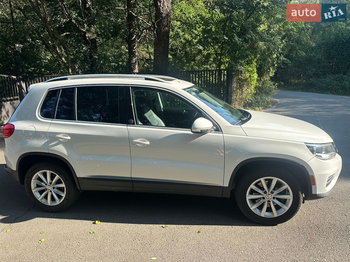 Volkswagen Tiguan 2017 VIN WVGRV7AX2HK002230 фото оголошення 6 з 15