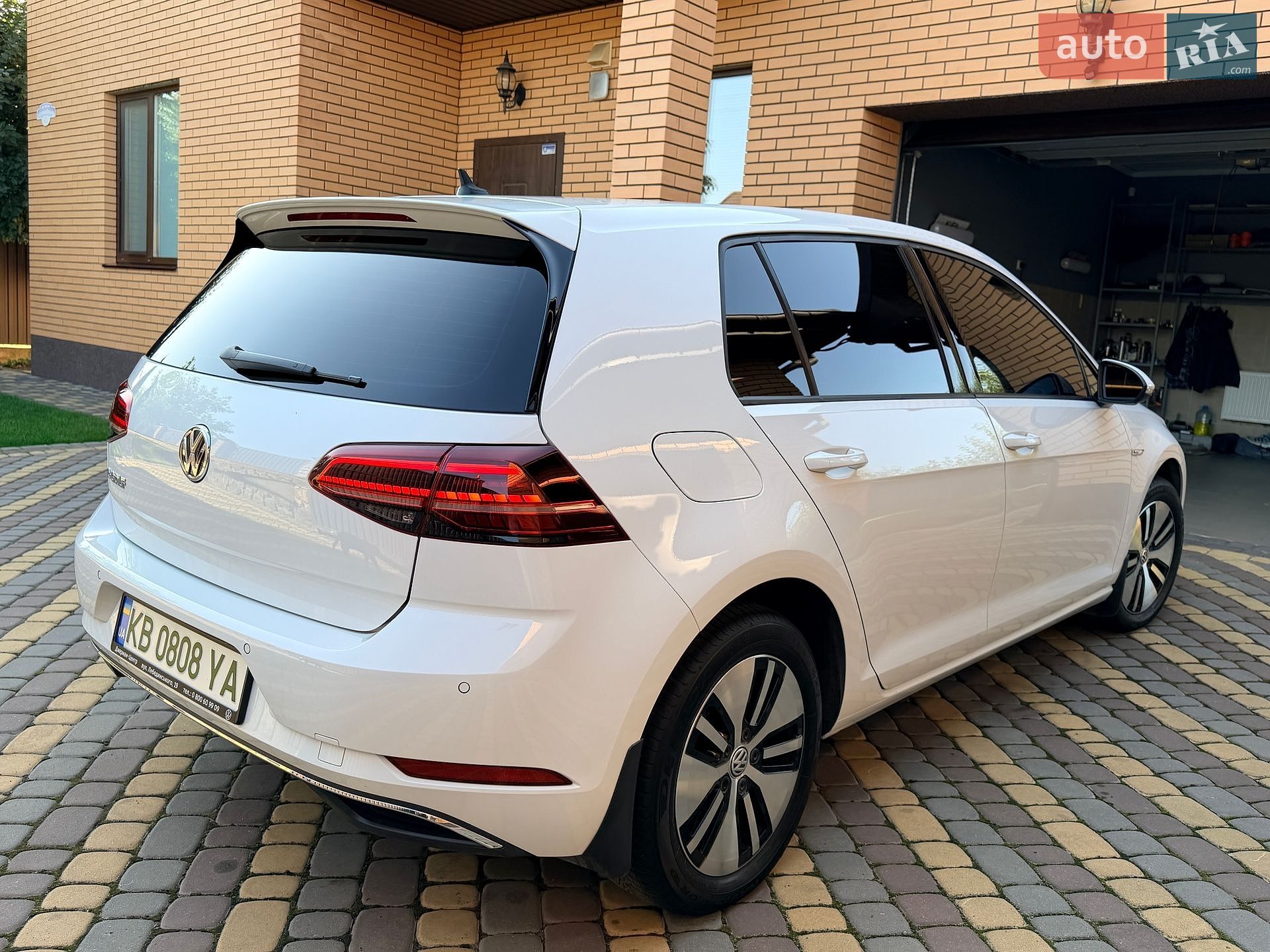 Volkswagen e-Golf 2018 VIN WVWZZZAUZJW906064 фото оголошення 2 з 23