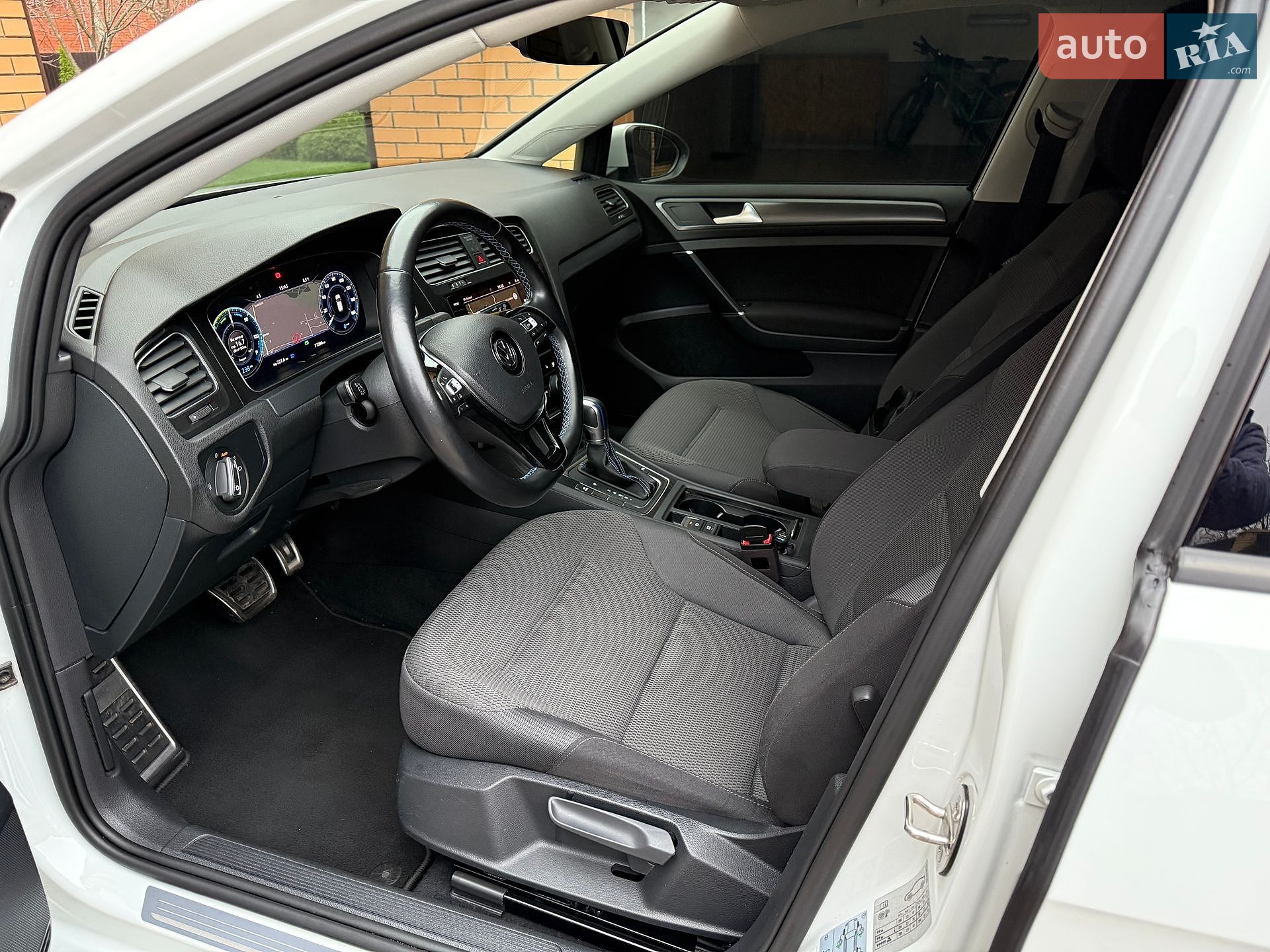 Volkswagen e-Golf 2018 VIN WVWZZZAUZJW906064 фото оголошення 13 з 23
