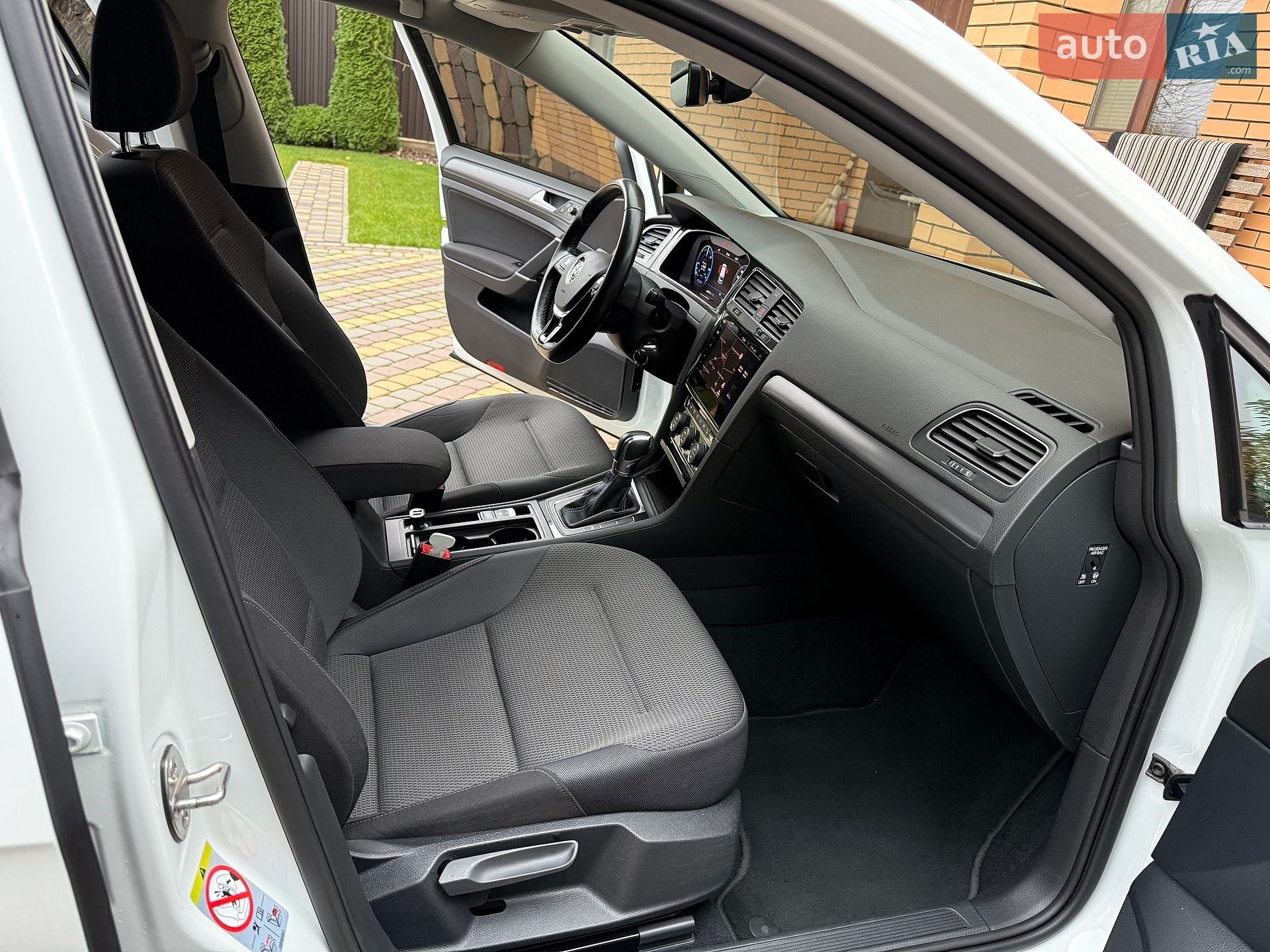 Volkswagen e-Golf 2018 VIN WVWZZZAUZJW906064 фото оголошення 14 з 23