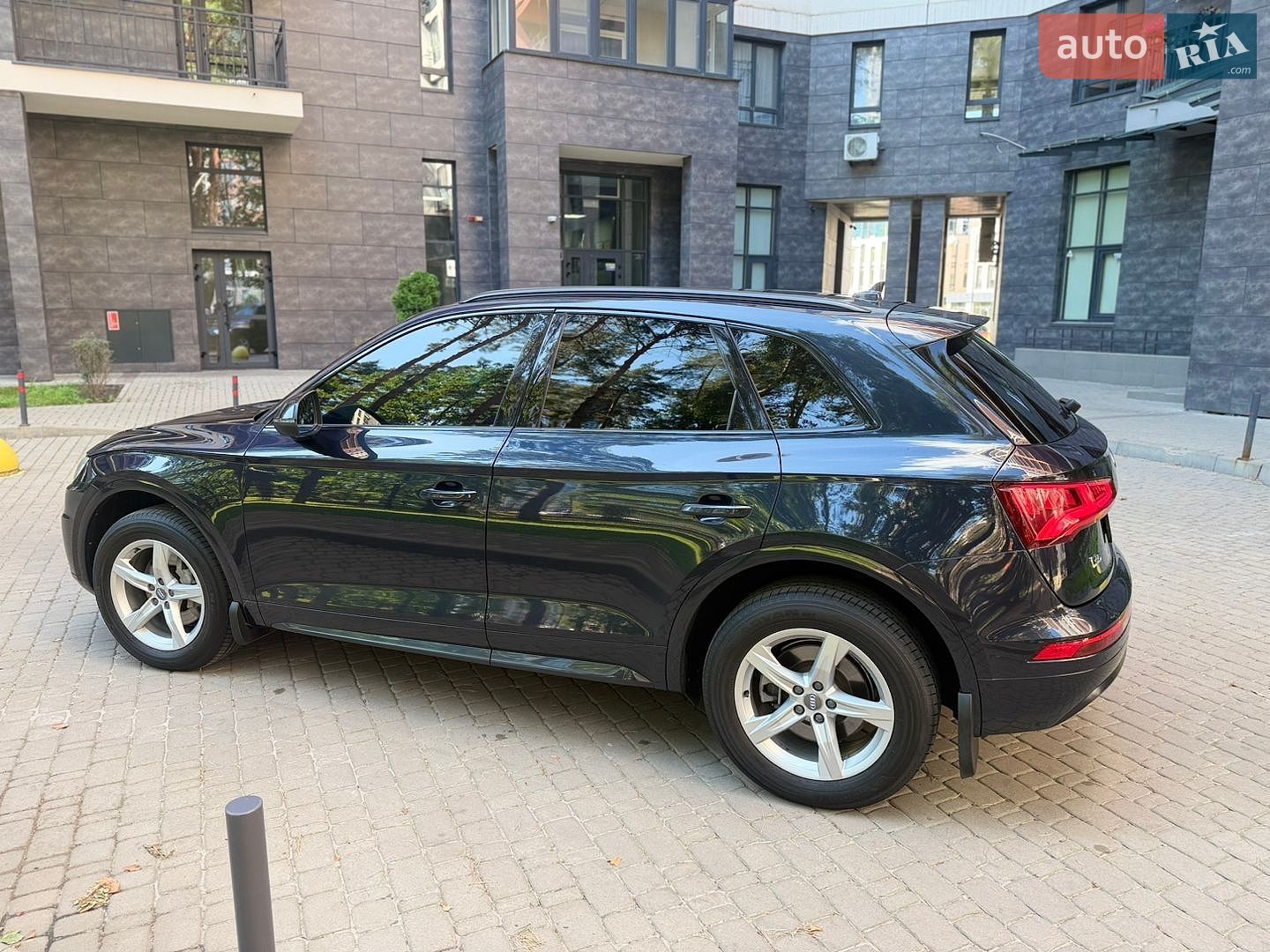 Audi Q5 2018 VIN WAUZZZFY6J2225301 фото оголошення 2 з 28