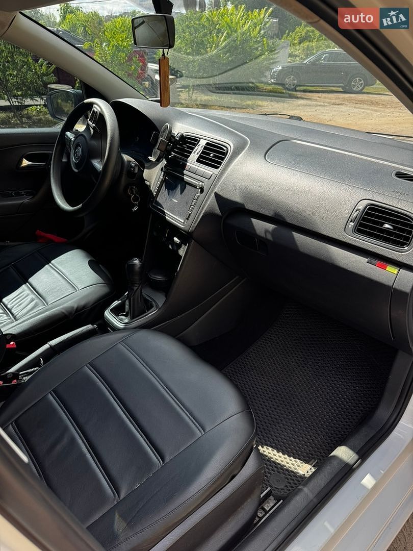 Volkswagen Polo 2013 VIN XW8ZZZ61ZDG061016 фото оголошення 8 з 12