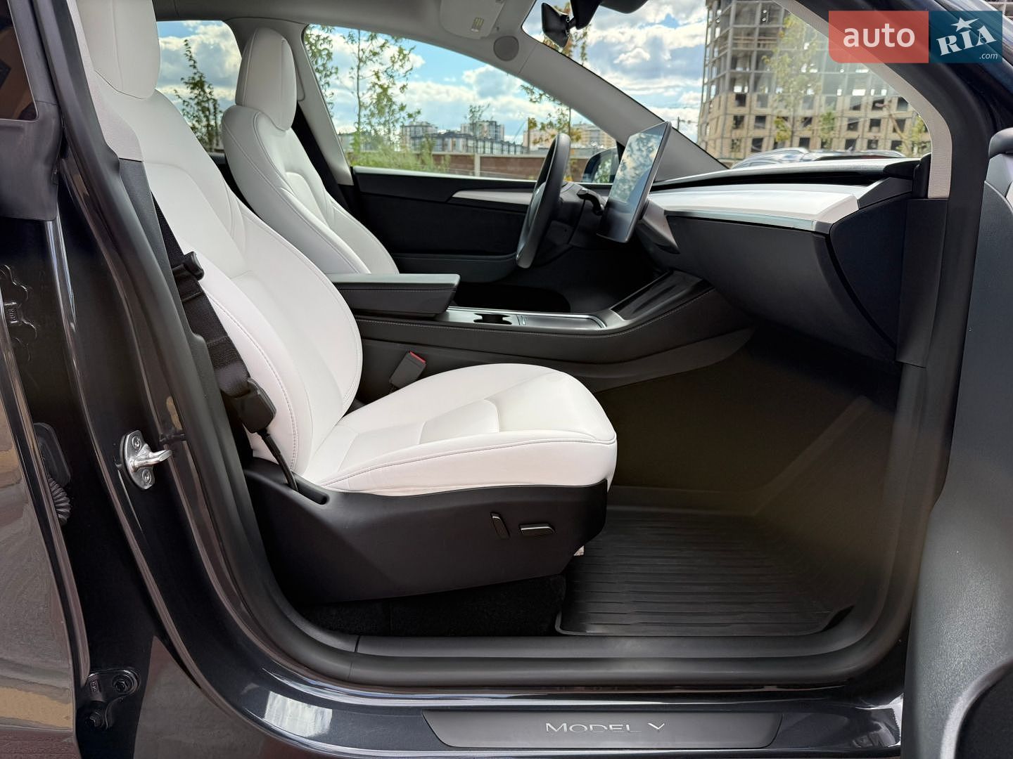 Tesla Model Y 2024 VIN 7SAYGDEE3RF991576 фото оголошення 25 з 43
