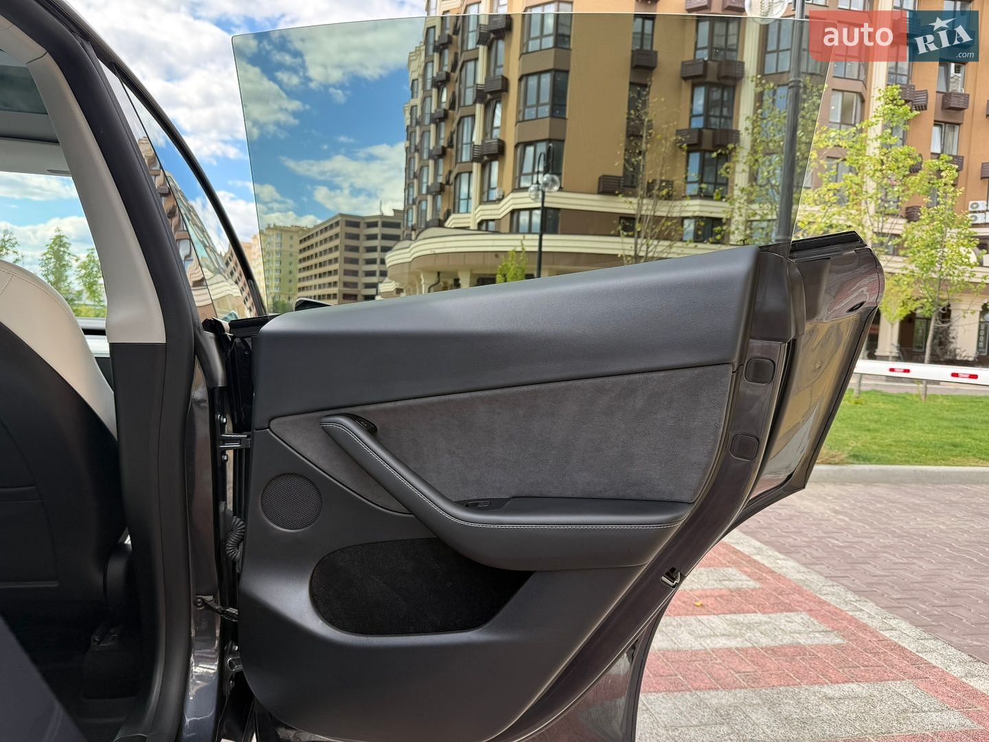 Tesla Model Y 2024 VIN 7SAYGDEE3RF991576 фото оголошення 35 з 43