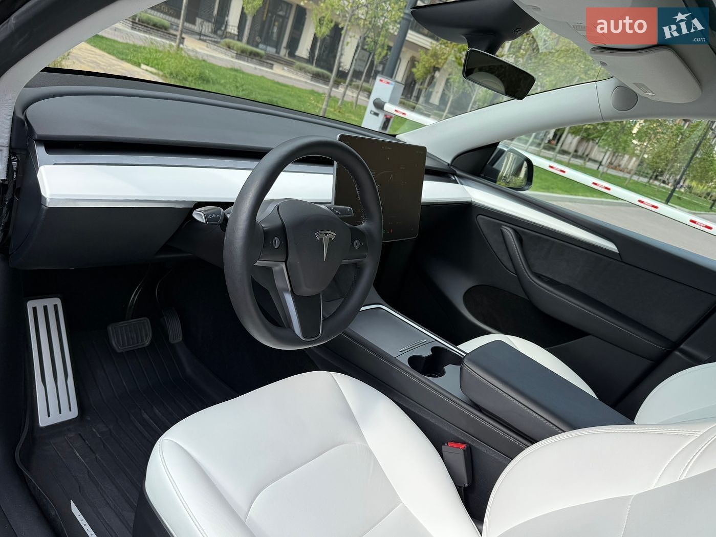 Tesla Model Y 2024 VIN 7SAYGDEE3RF991576 фото оголошення 32 з 43