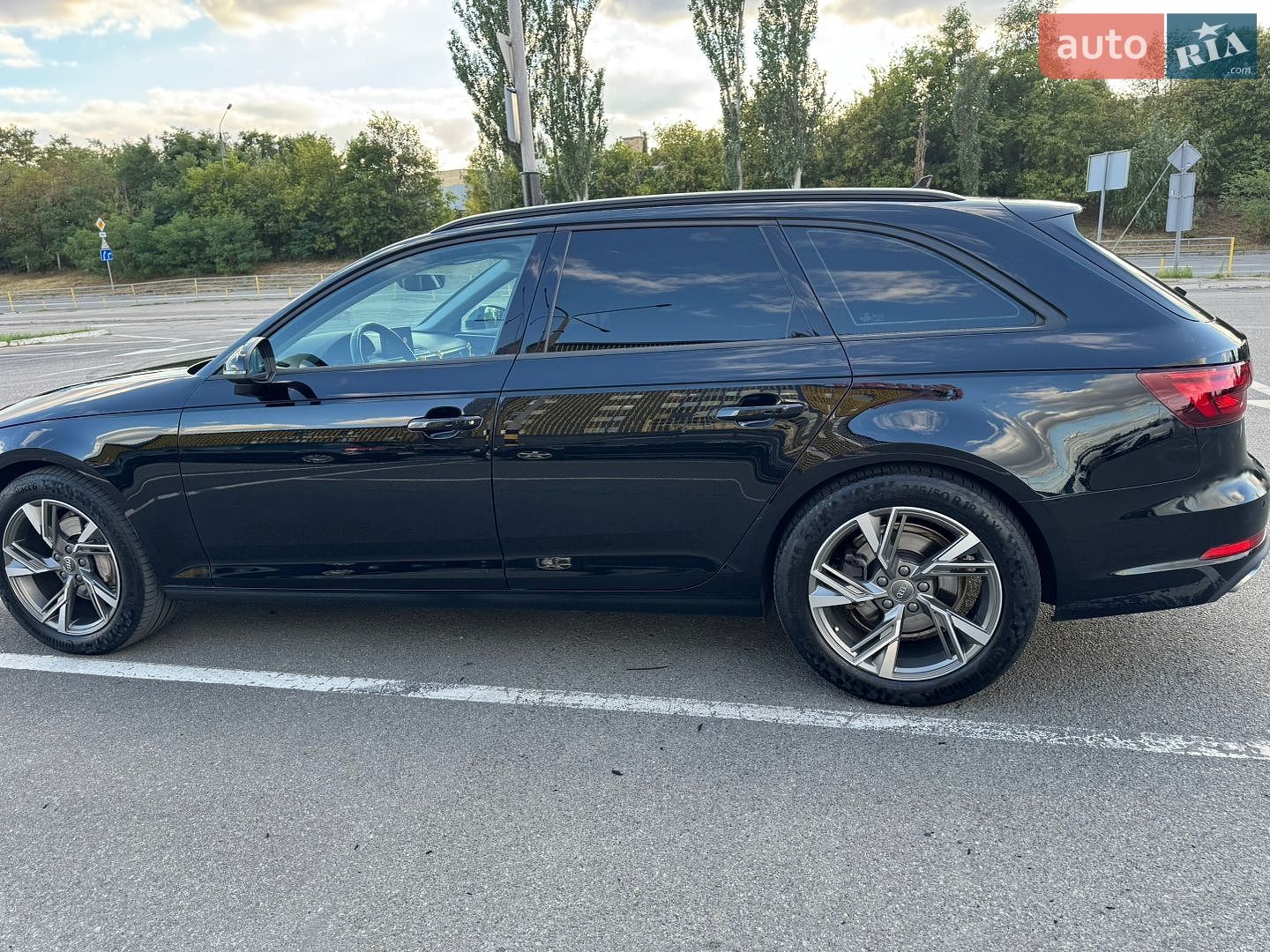 Audi A4 2019 VIN WAUZZZF41KA087350 фото оголошення 2 з 32