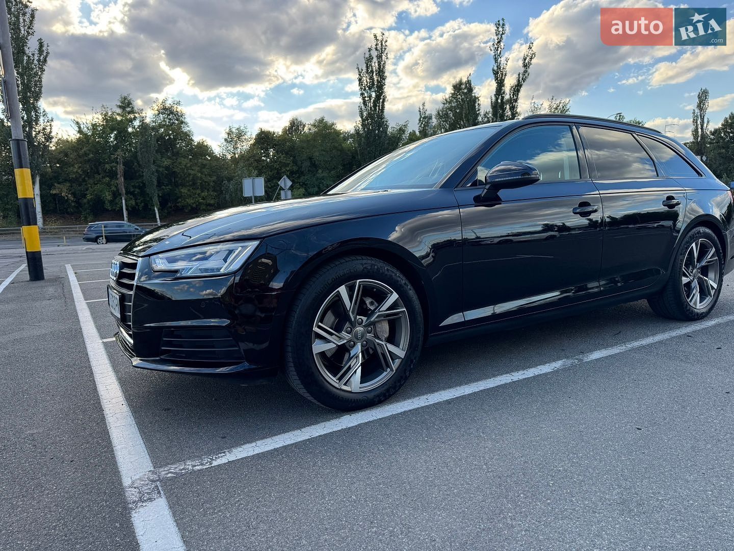Audi A4 2019 VIN WAUZZZF41KA087350 фото оголошення 4 з 32