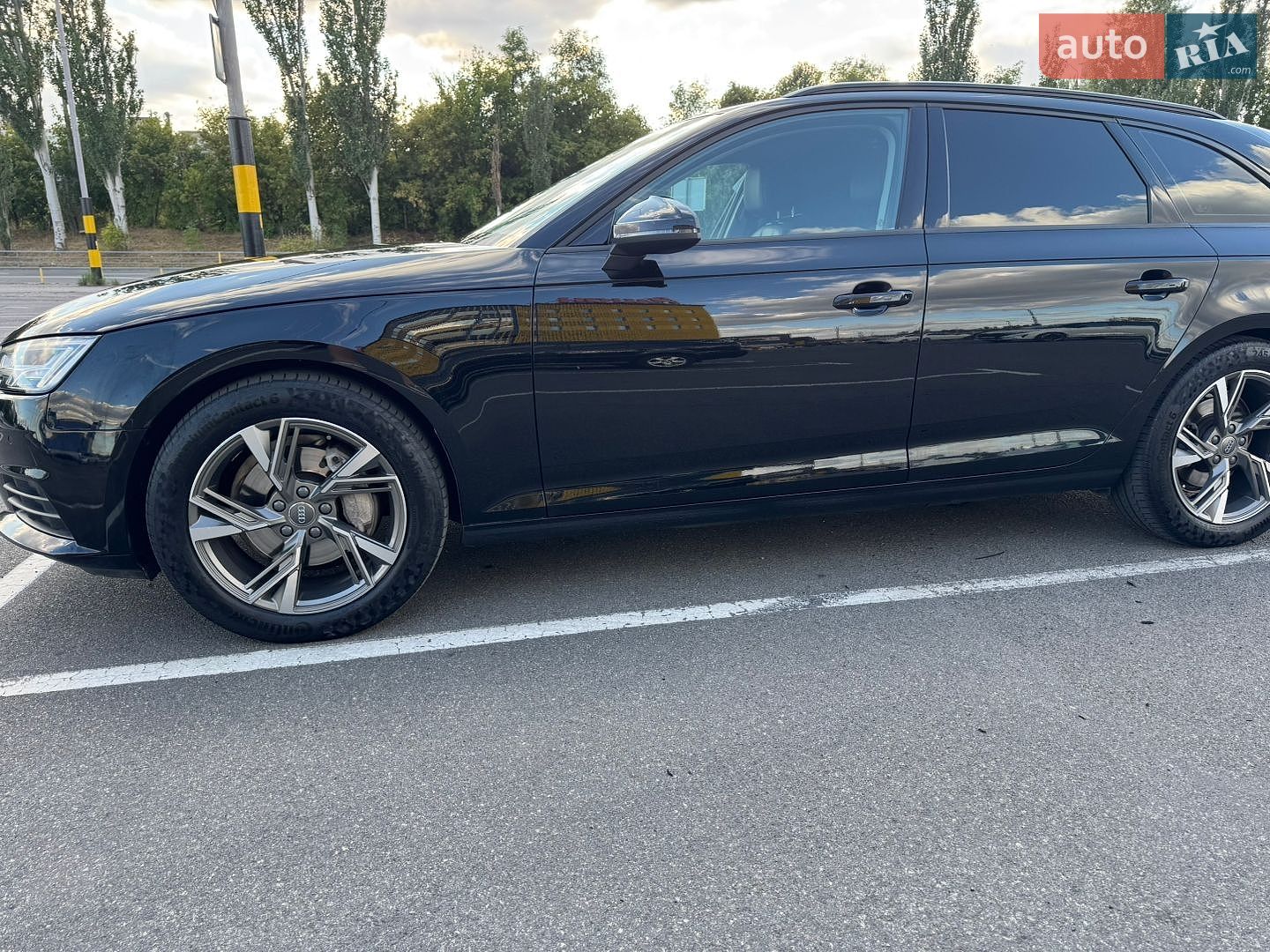 Audi A4 2019 VIN WAUZZZF41KA087350 фото оголошення 3 з 32