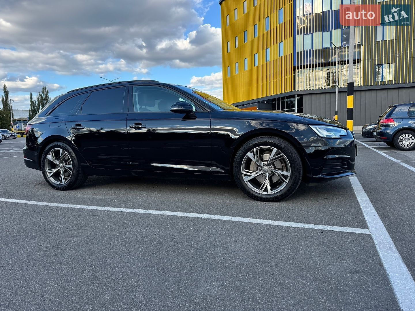 Audi A4 2019 VIN WAUZZZF41KA087350 фото оголошення 6 з 32