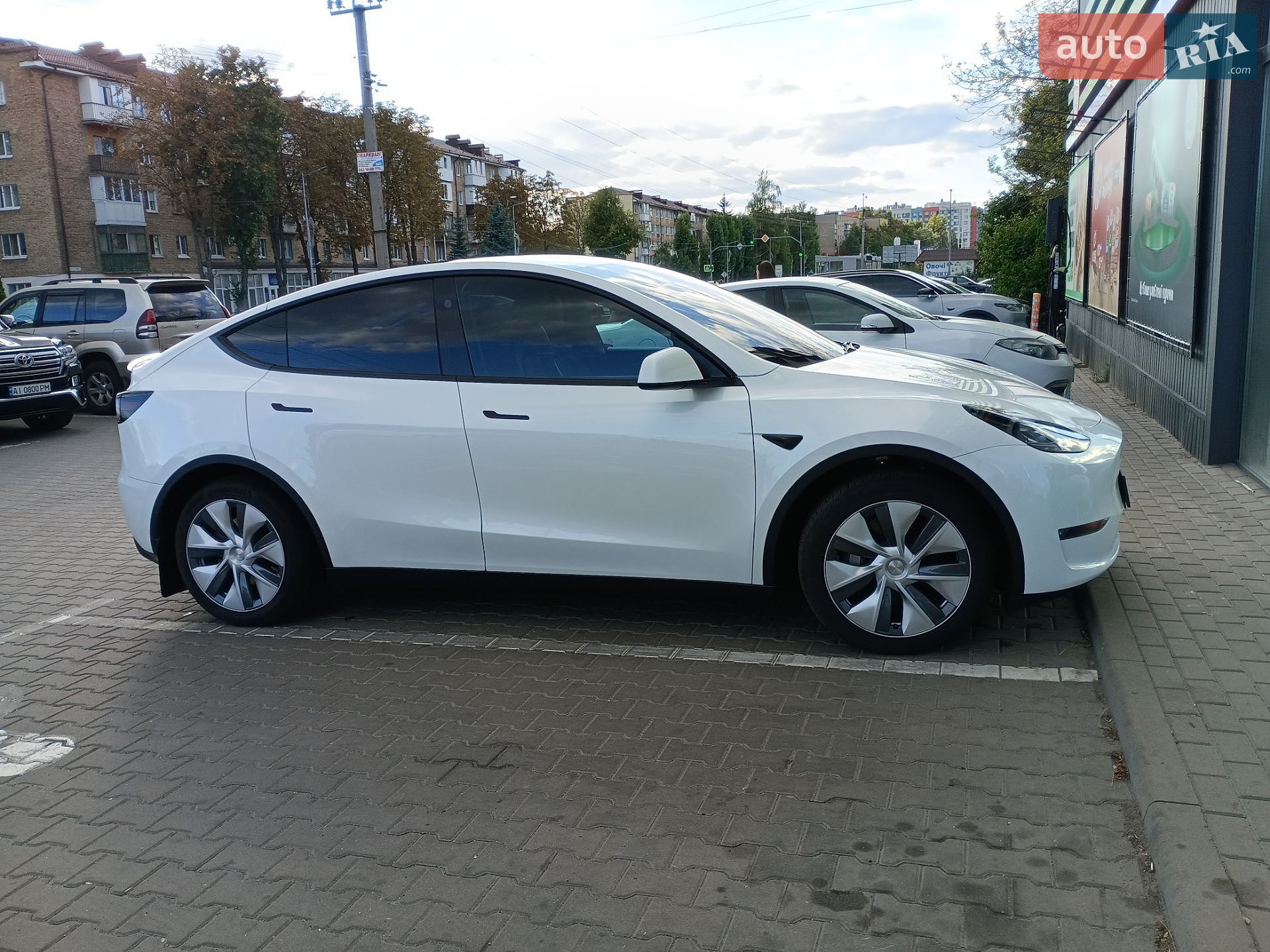 Tesla Model Y 2024 VIN 7SAYGDEE5RF090807 фото оголошення 3 з 32