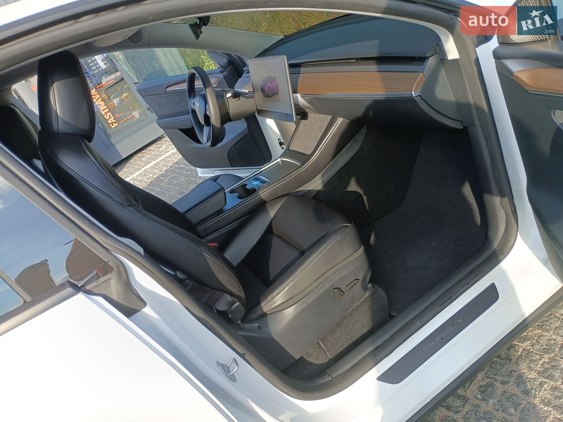 Tesla Model Y 2024 VIN 7SAYGDEE5RF090807 фото оголошення 9 з 32