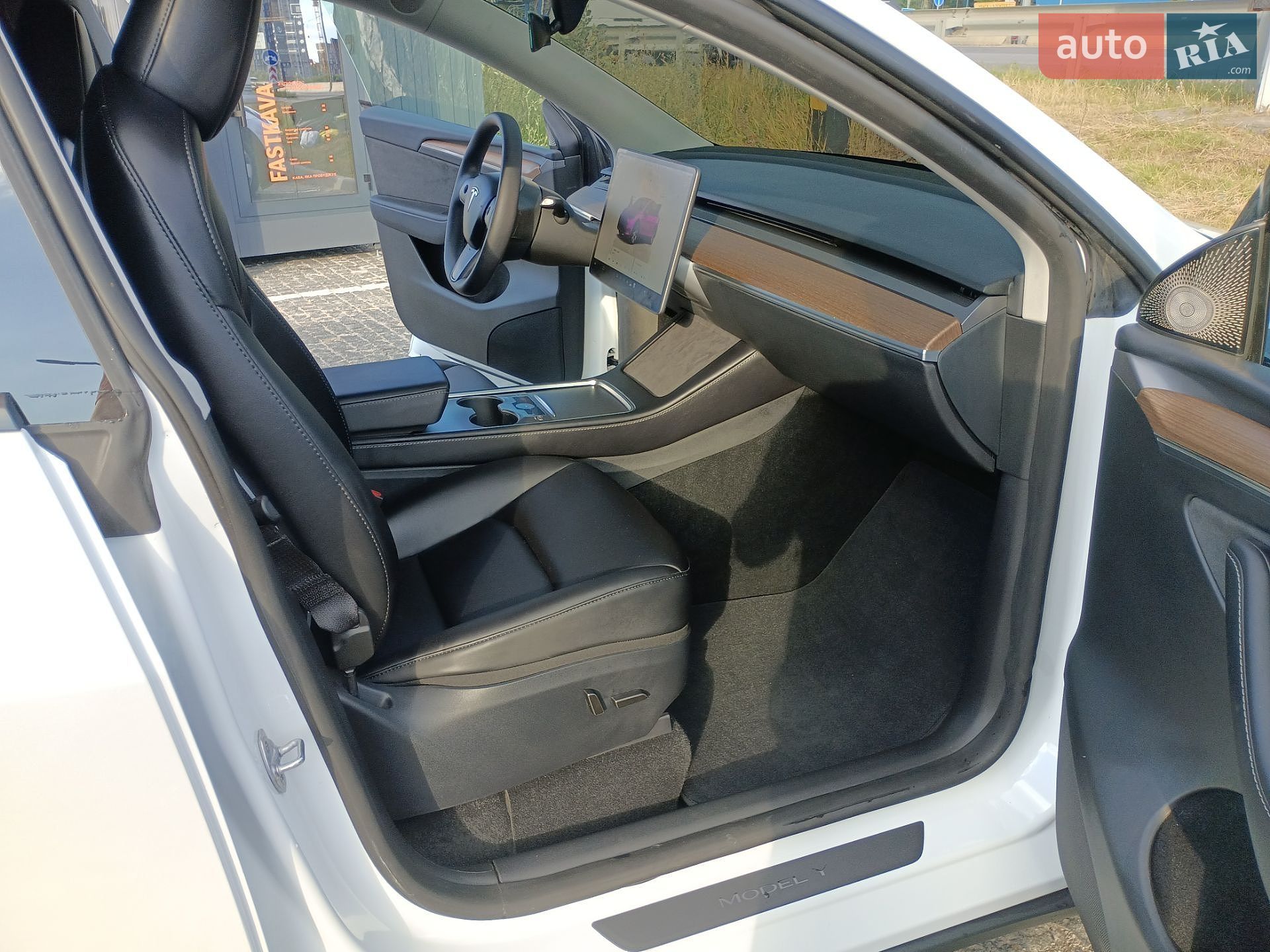 Tesla Model Y 2024 VIN 7SAYGDEE5RF090807 фото оголошення 11 з 32