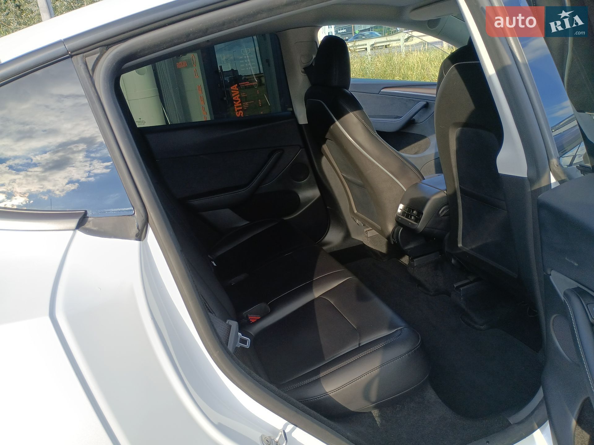 Tesla Model Y 2024 VIN 7SAYGDEE5RF090807 фото оголошення 8 з 32