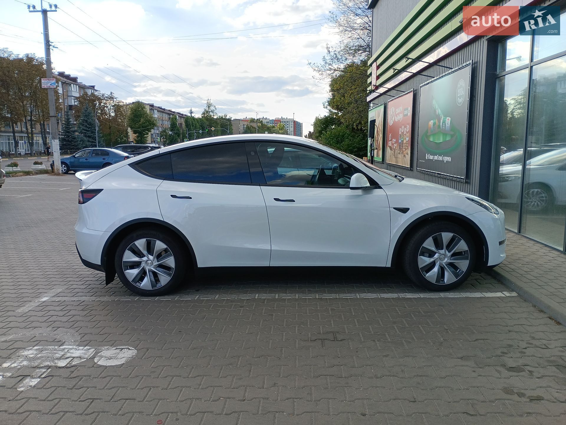Tesla Model Y 2024 VIN 7SAYGDEE5RF090807 фото оголошення 4 з 32