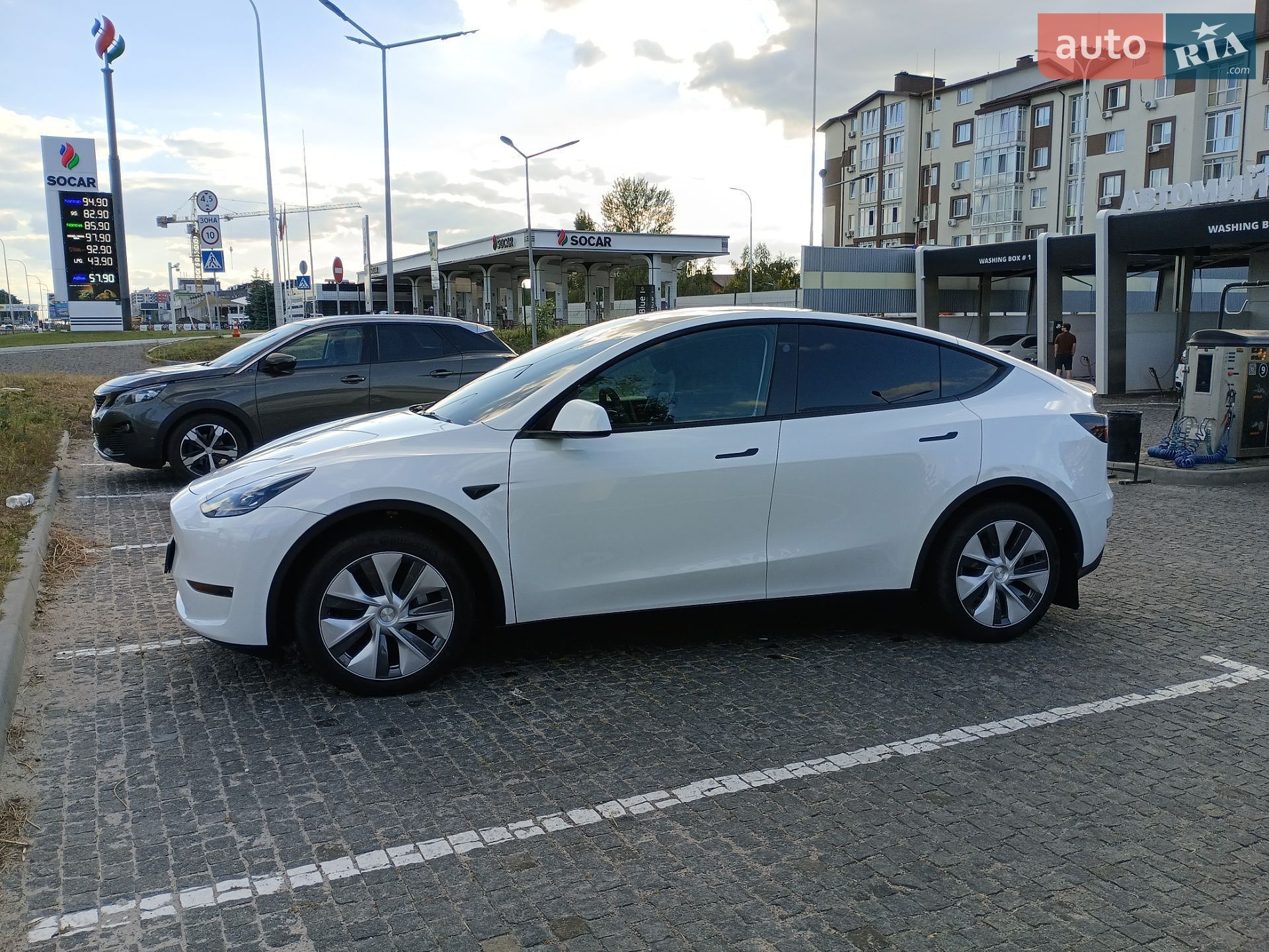 Tesla Model Y 2024 VIN 7SAYGDEE5RF090807 фото оголошення 5 з 32