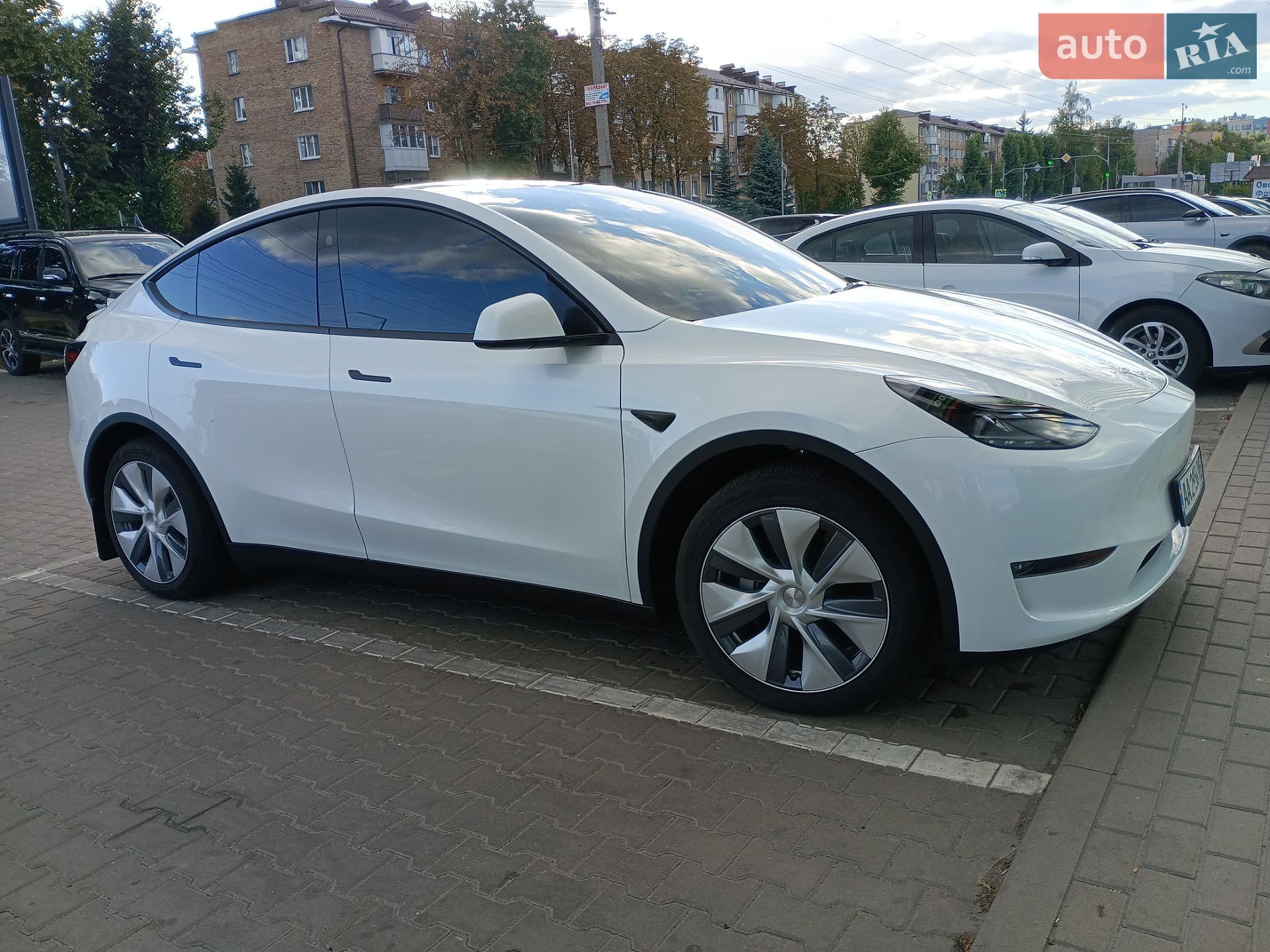 Tesla Model Y 2024 VIN 7SAYGDEE5RF090807 фото оголошення 2 з 32