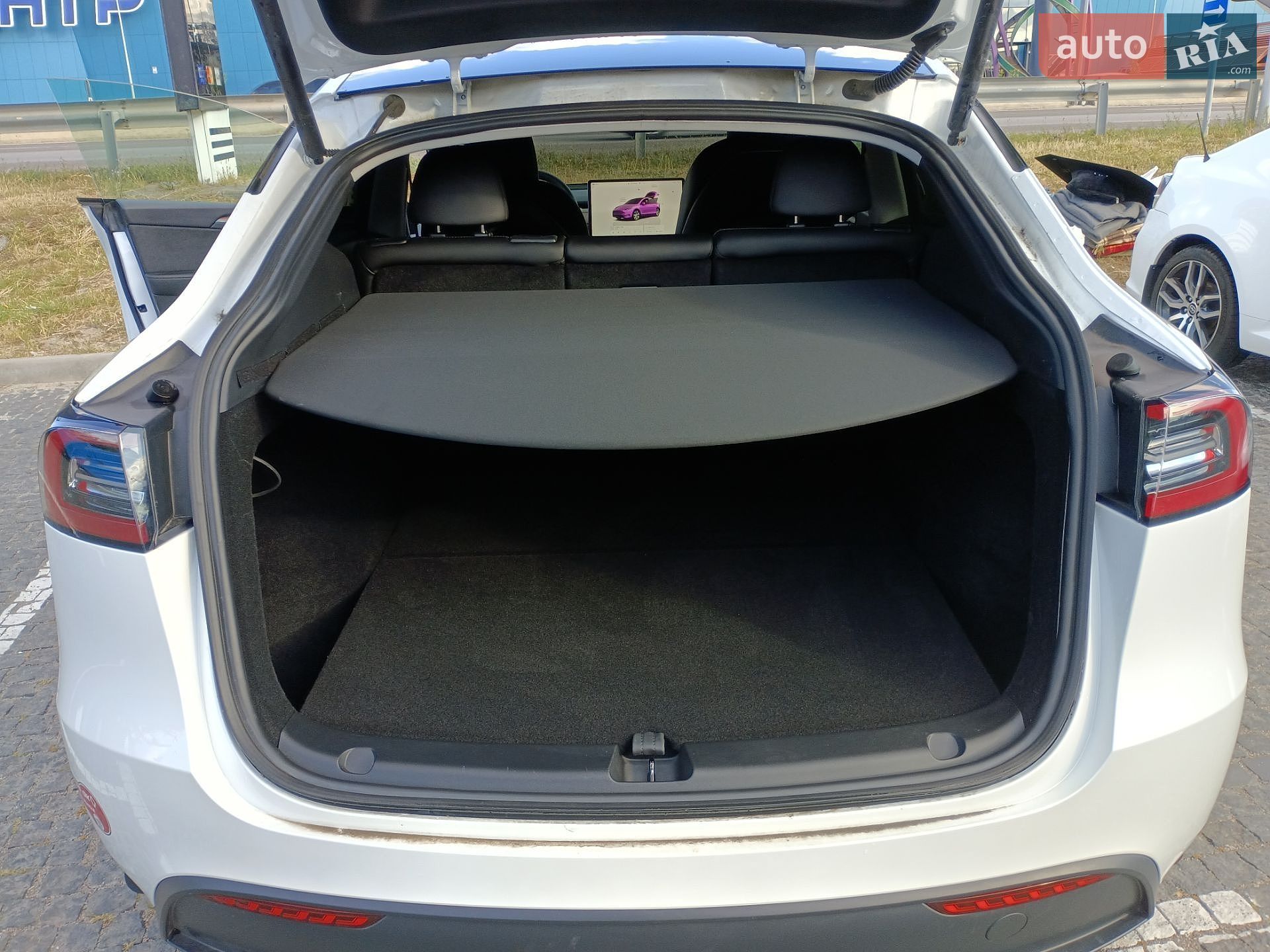 Tesla Model Y 2024 VIN 7SAYGDEE5RF090807 фото оголошення 7 з 32