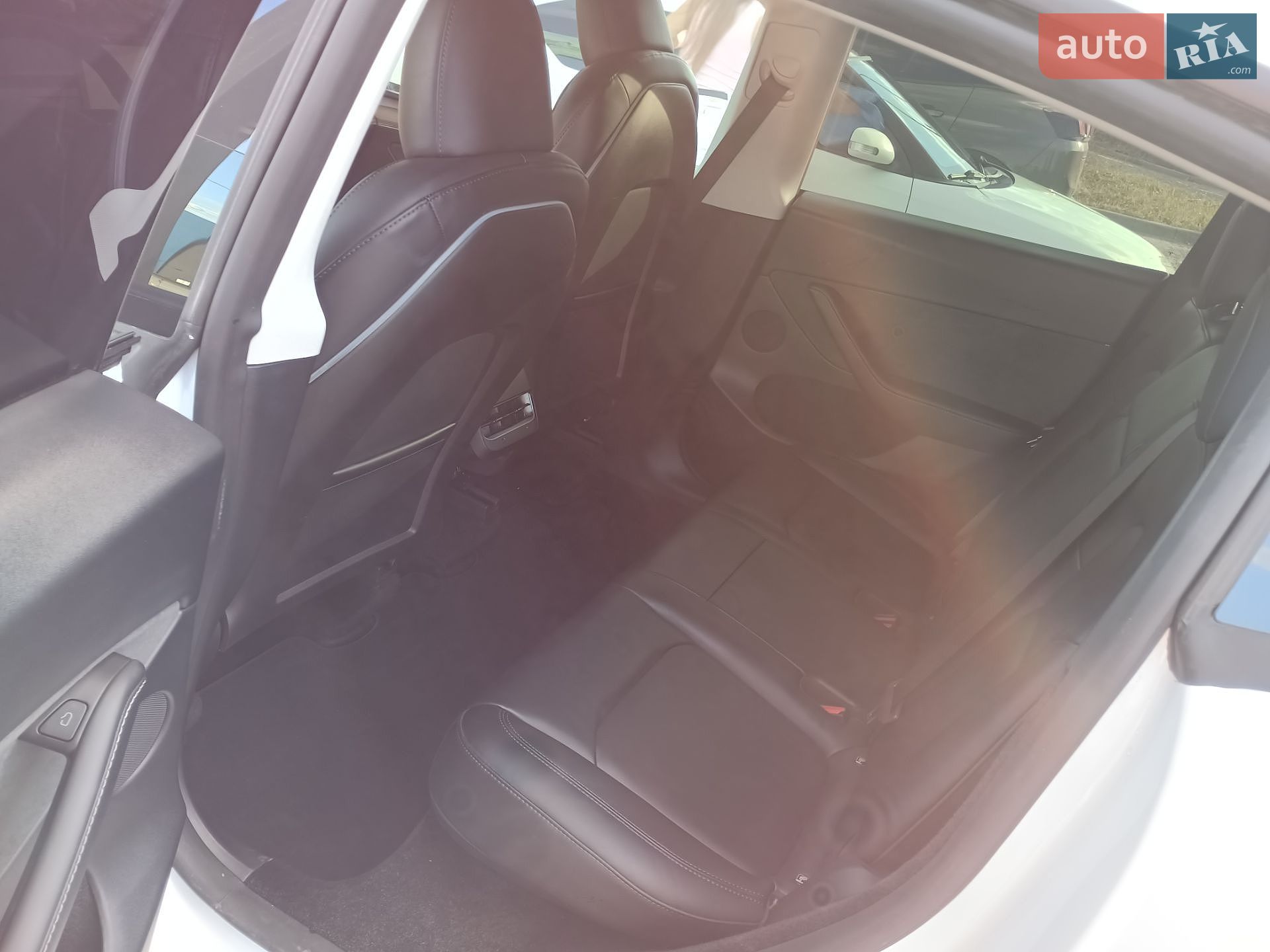Tesla Model Y 2024 VIN 7SAYGDEE5RF090807 фото оголошення 18 з 32