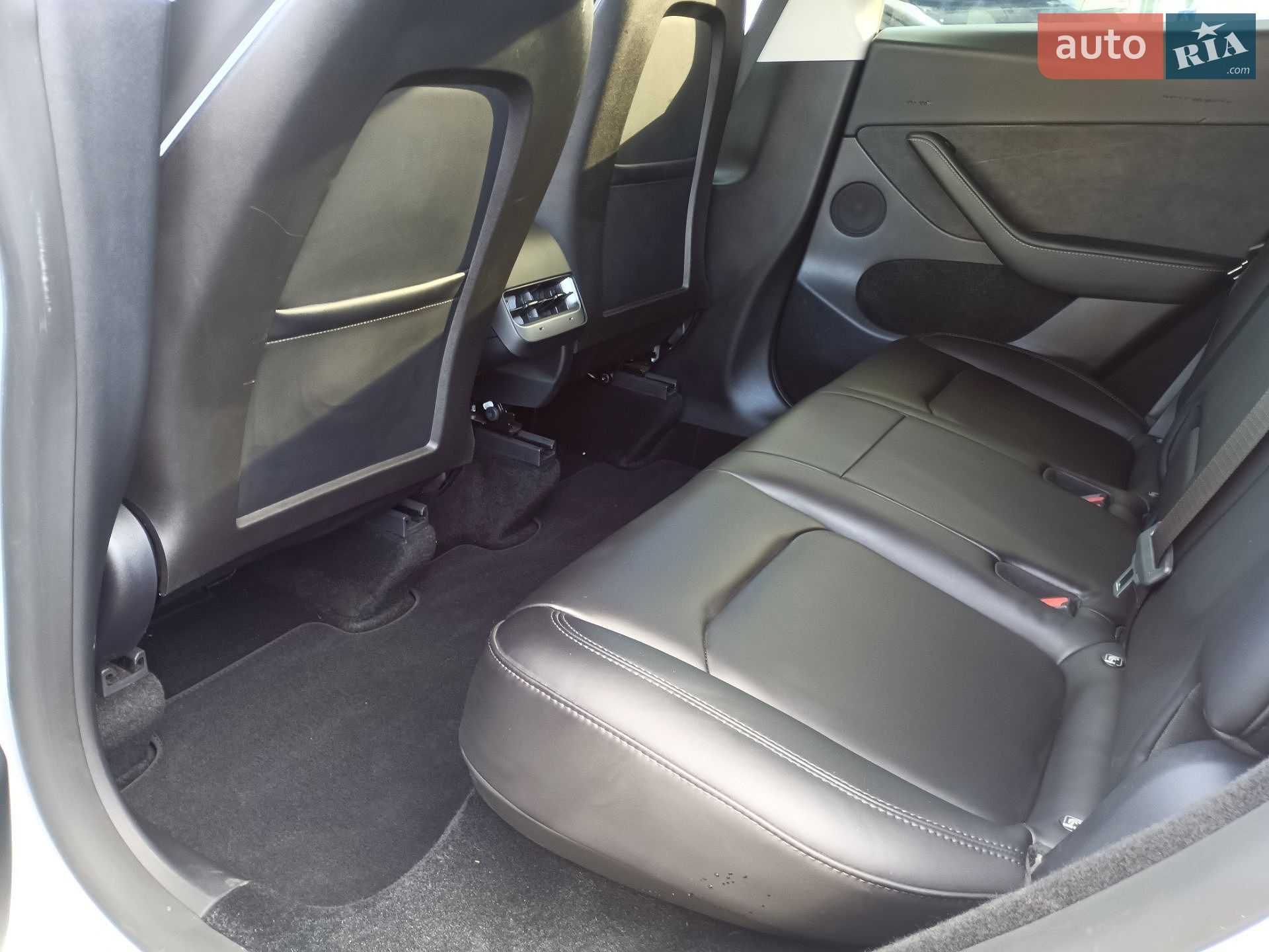 Tesla Model Y 2024 VIN 7SAYGDEE5RF090807 фото оголошення 16 з 32
