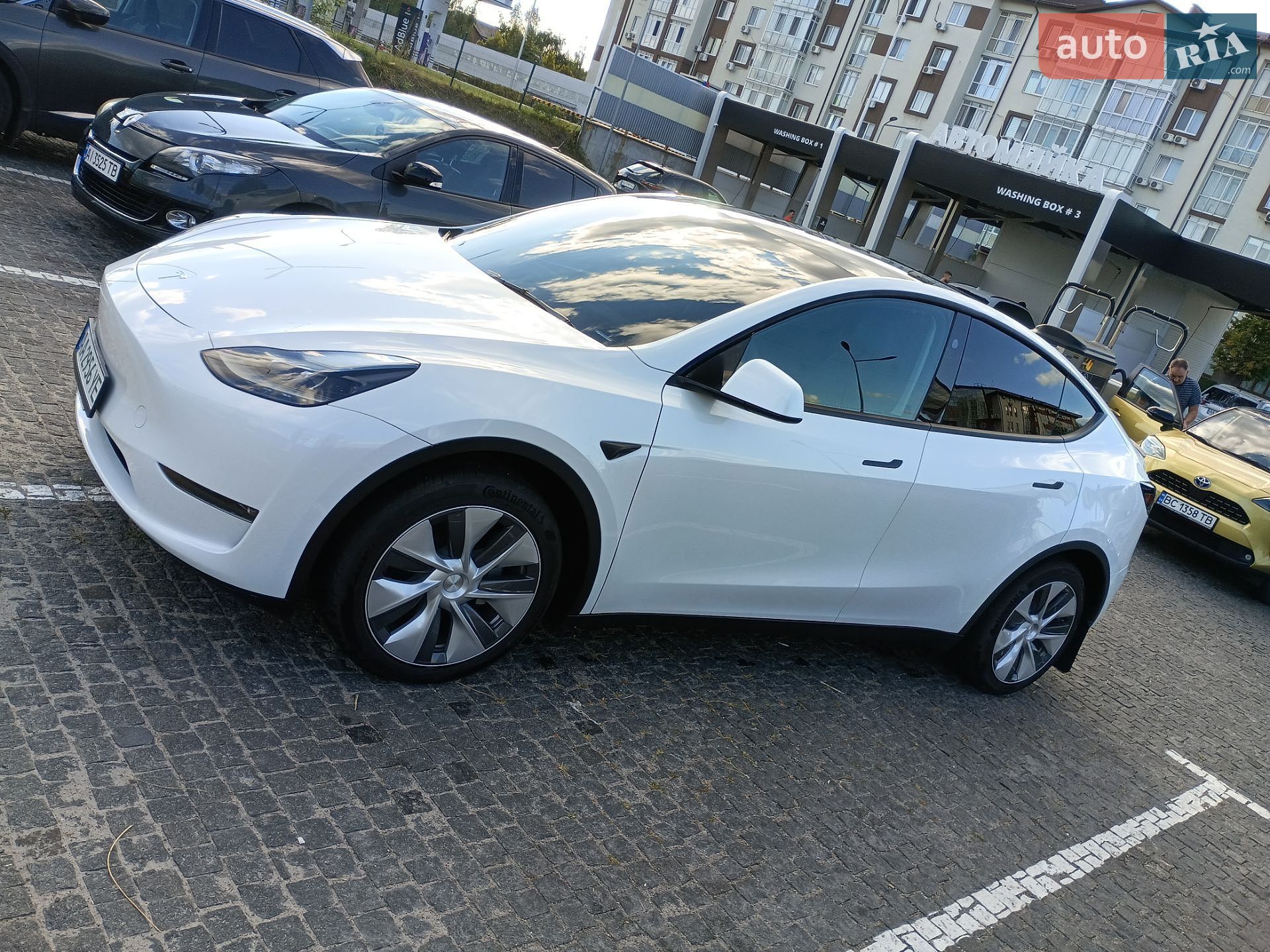 Tesla Model Y 2024 VIN 7SAYGDEE5RF090807 фото оголошення 23 з 32