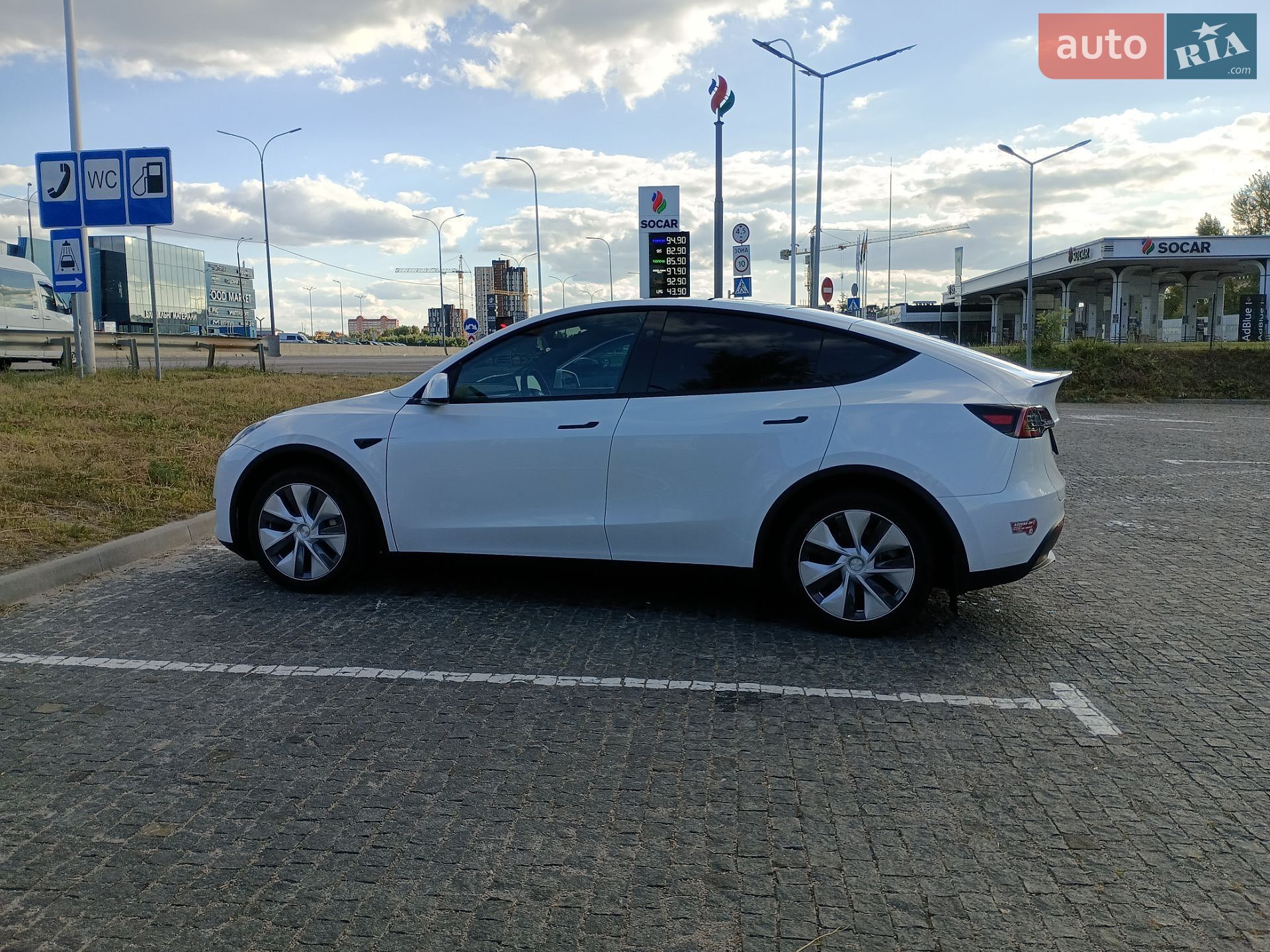 Tesla Model Y 2024 VIN 7SAYGDEE5RF090807 фото оголошення 25 з 32