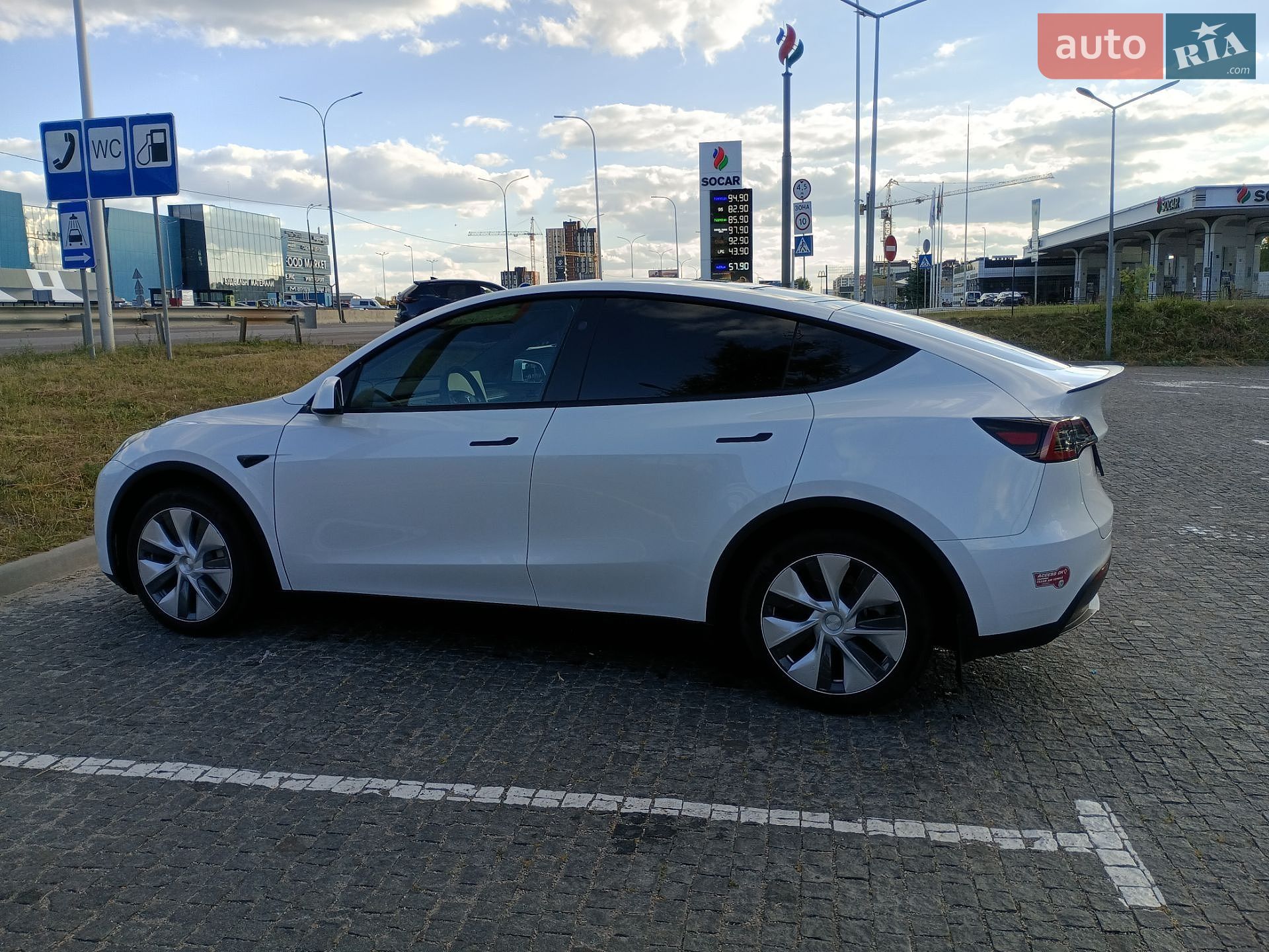Tesla Model Y 2024 VIN 7SAYGDEE5RF090807 фото оголошення 27 з 32