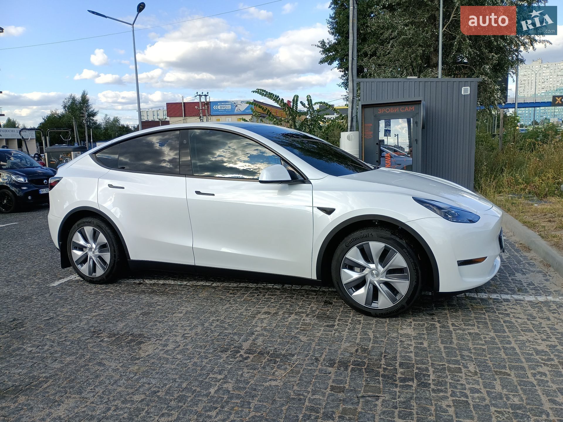 Tesla Model Y 2024 VIN 7SAYGDEE5RF090807 фото оголошення 31 з 32