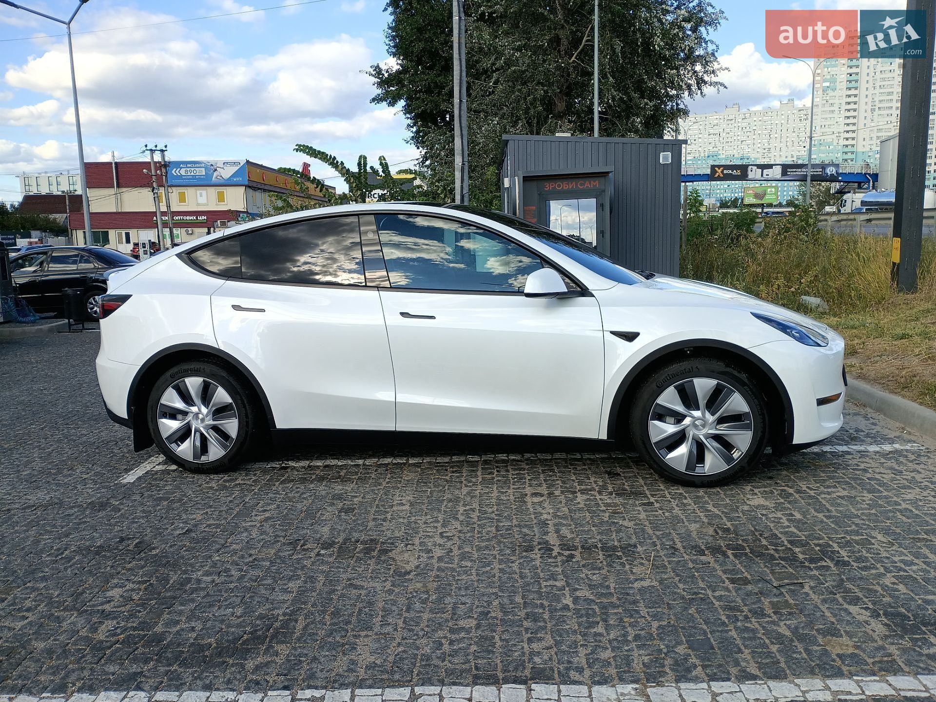 Tesla Model Y 2024 VIN 7SAYGDEE5RF090807 фото оголошення 30 з 32