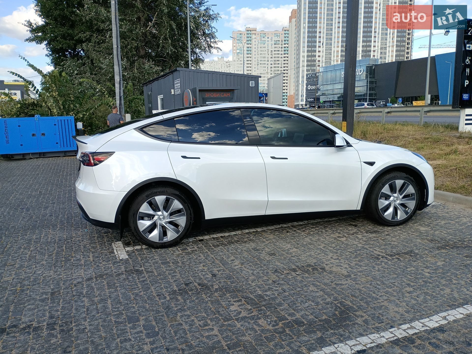 Tesla Model Y 2024 VIN 7SAYGDEE5RF090807 фото оголошення 28 з 32