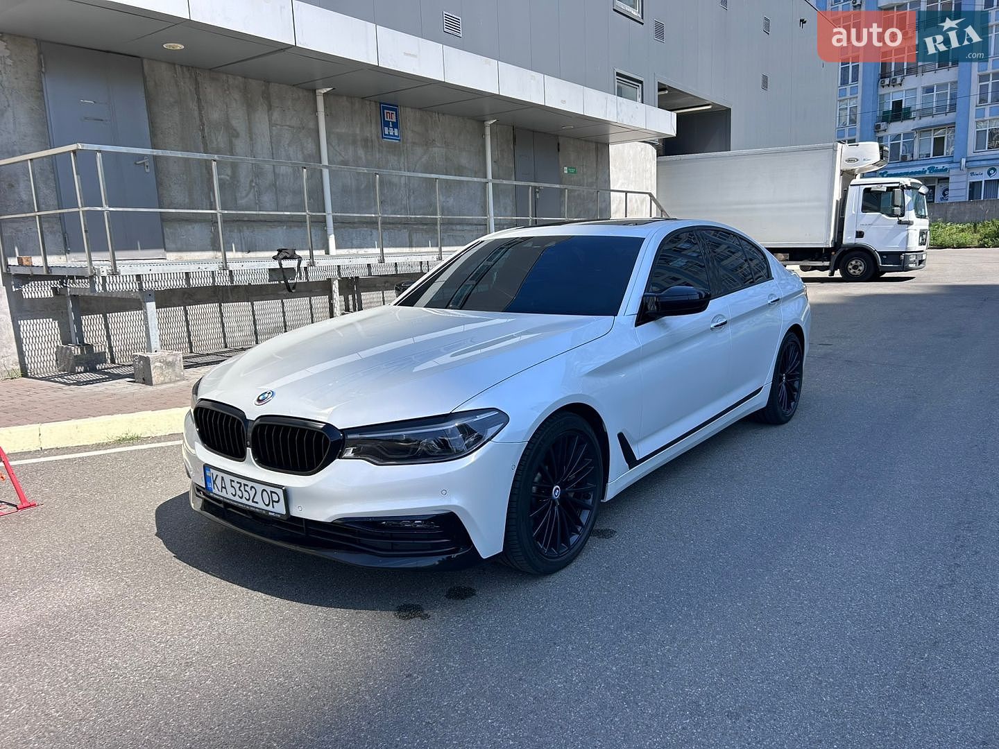 BMW 5 Series 2017 VIN WBAJA5C3XHG893895 фото оголошення 2 з 29