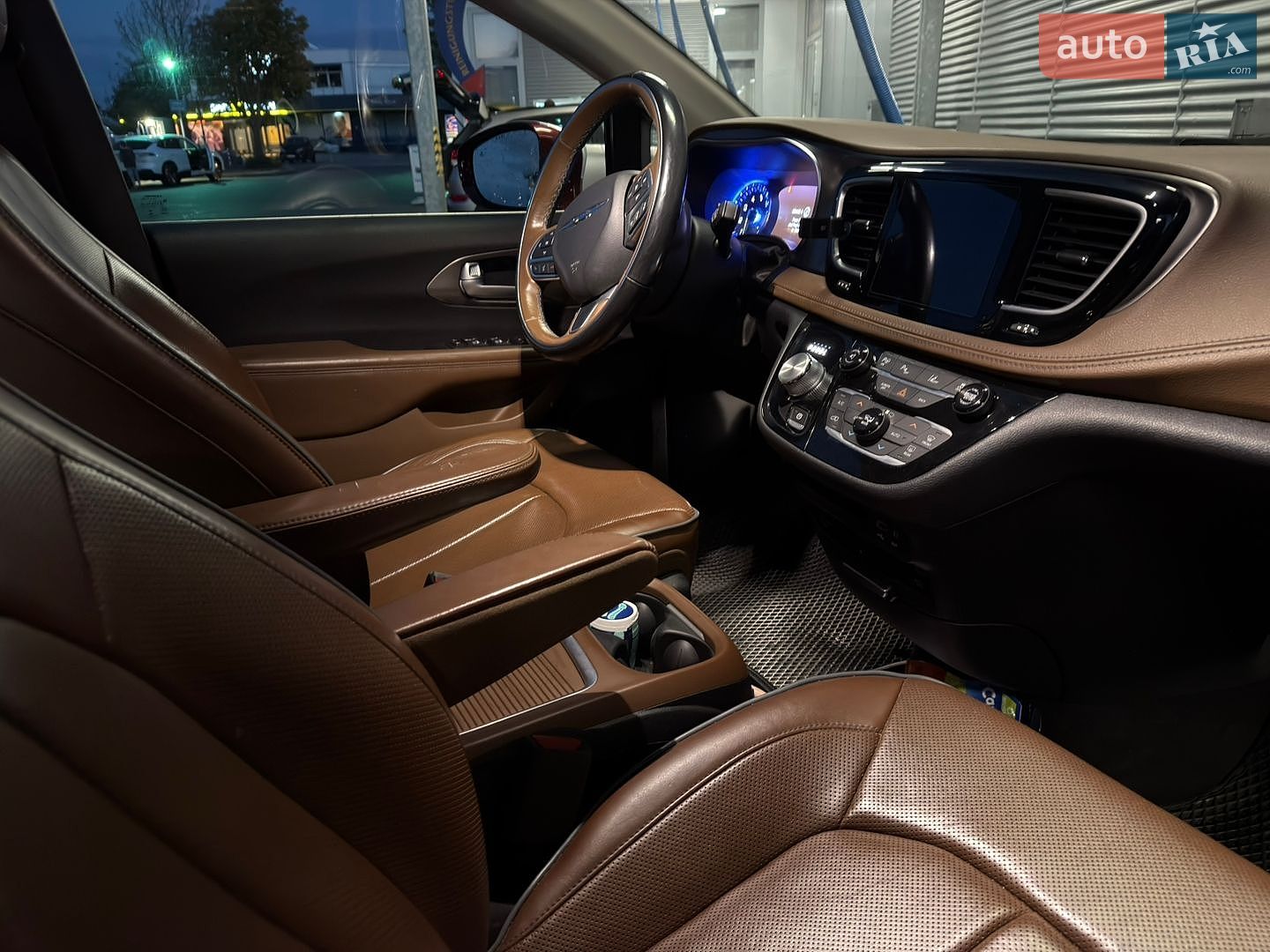 Chrysler Pacifica 2016 VIN 2C4RC1GG0HR528100 фото оголошення 13 з 16