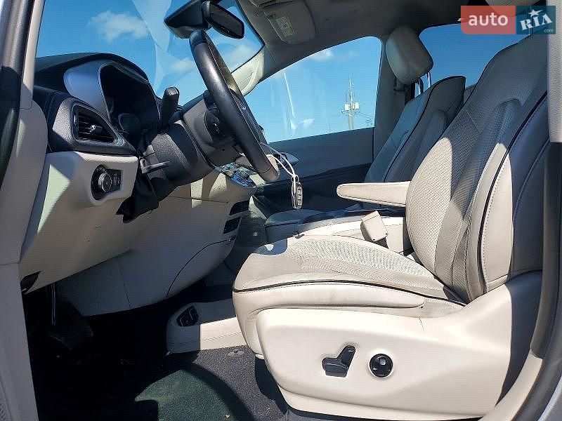 Chrysler Pacifica 2017 VIN 2C4RC1N71JR105258 фото оголошення 6 з 13
