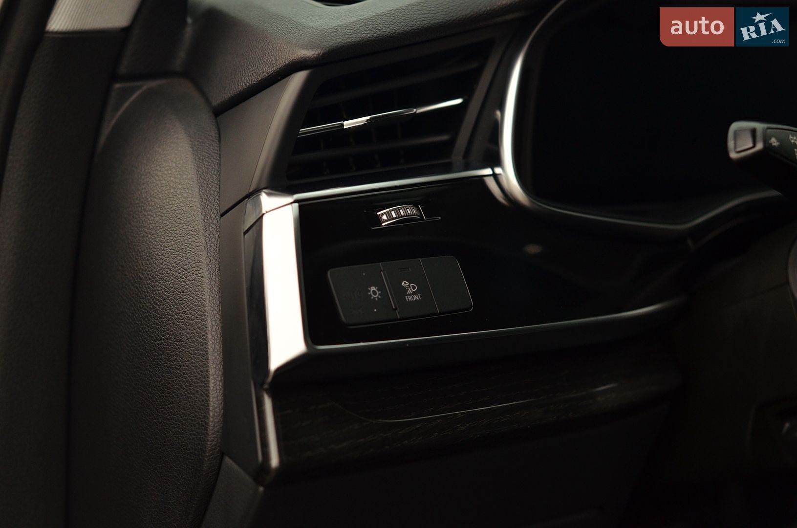 Audi Q7 2019 VIN WA1LXAF70LD002972 фото оголошення 28 з 34