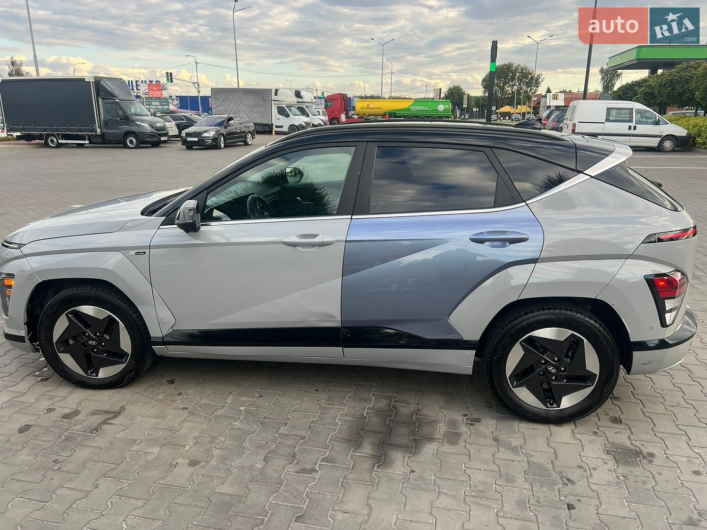 Hyundai Kona 2023 VIN KM8HE3A6XRU007287 фото оголошення 4 з 34