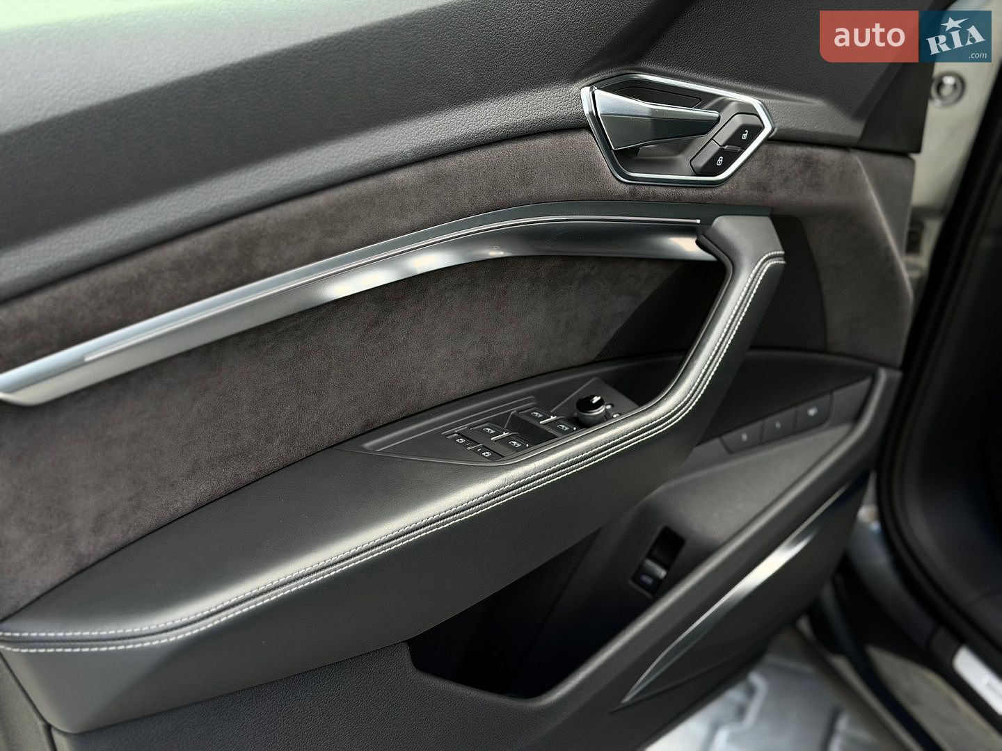 Audi e-tron 2019 VIN WA1VAAGE1KB005834 фото оголошення 15 з 42
