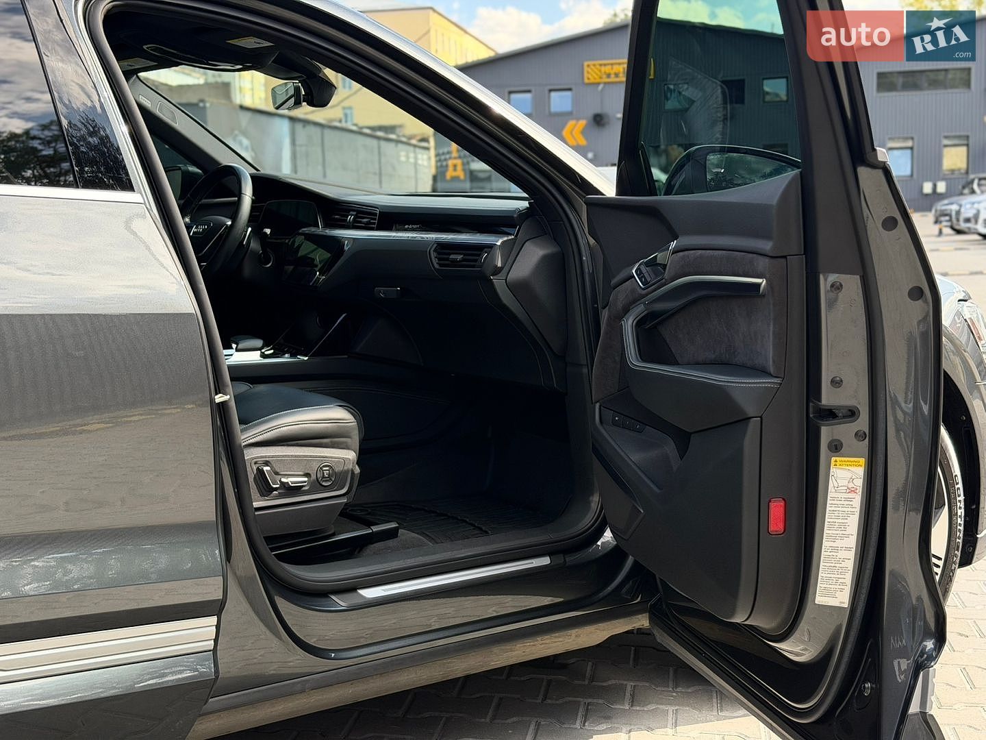 Audi e-tron 2019 VIN WA1VAAGE1KB005834 фото оголошення 17 з 42