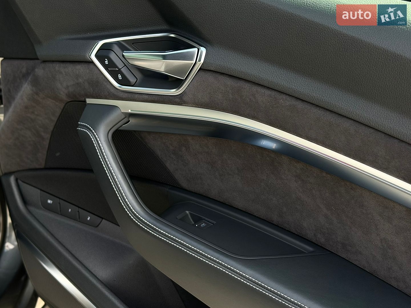 Audi e-tron 2019 VIN WA1VAAGE1KB005834 фото оголошення 18 з 42