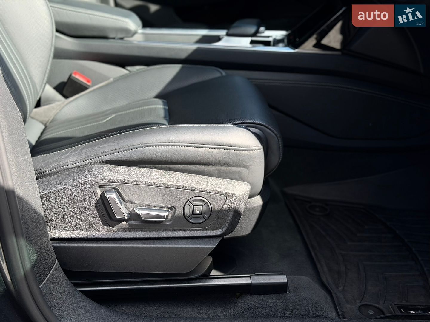 Audi e-tron 2019 VIN WA1VAAGE1KB005834 фото оголошення 19 з 42