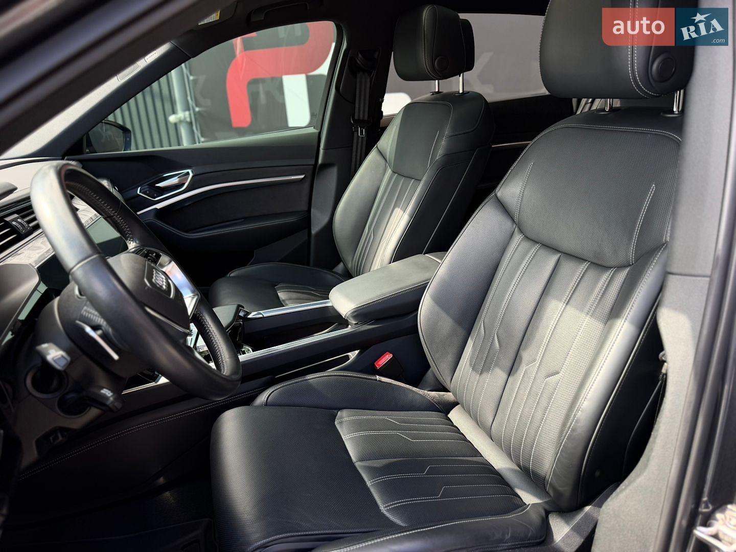 Audi e-tron 2019 VIN WA1VAAGE1KB005834 фото оголошення 16 з 42