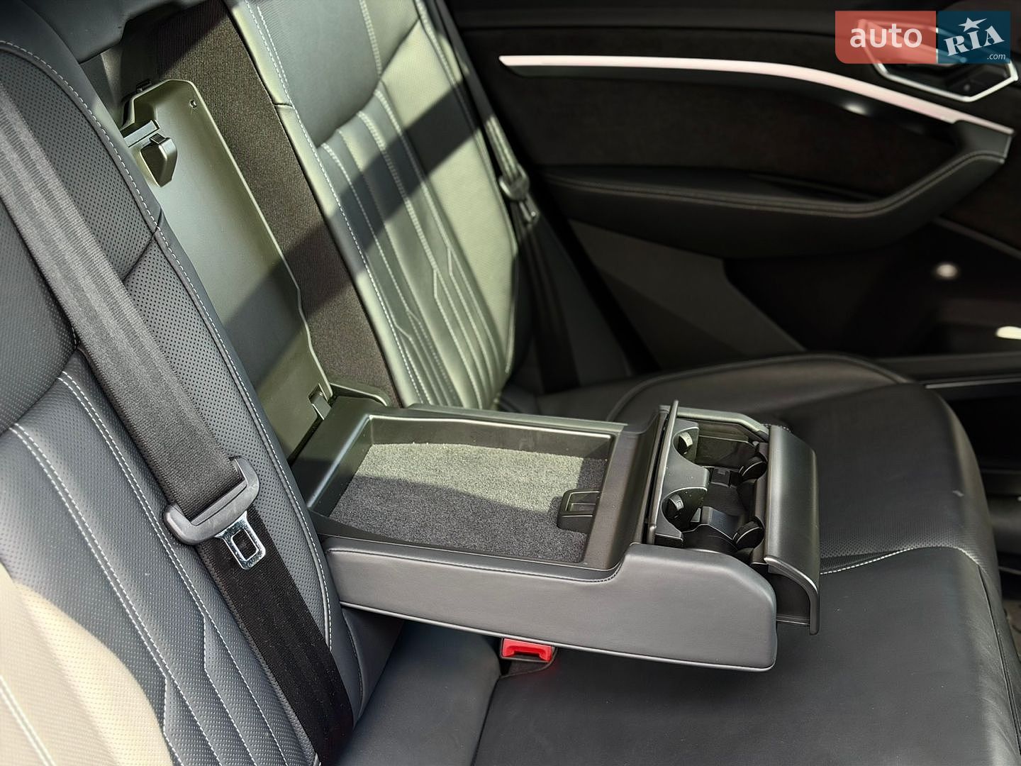 Audi e-tron 2019 VIN WA1VAAGE1KB005834 фото оголошення 25 з 42