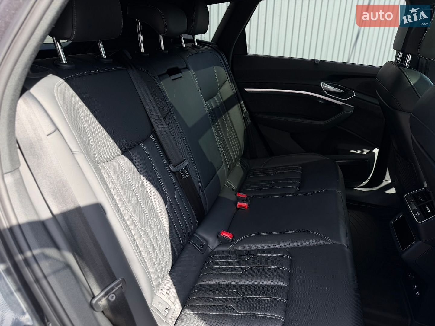 Audi e-tron 2019 VIN WA1VAAGE1KB005834 фото оголошення 26 з 42