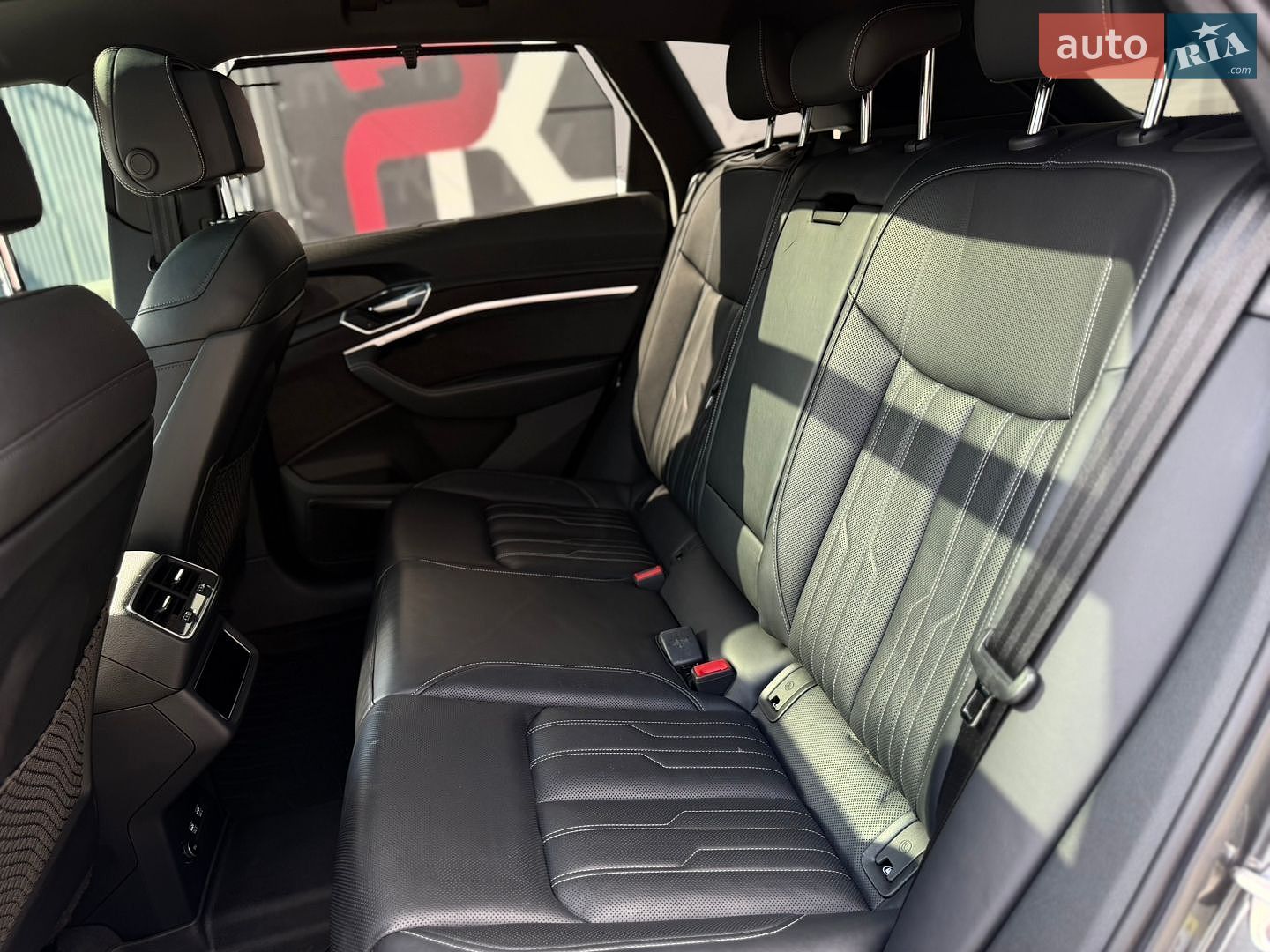 Audi e-tron 2019 VIN WA1VAAGE1KB005834 фото оголошення 30 з 42